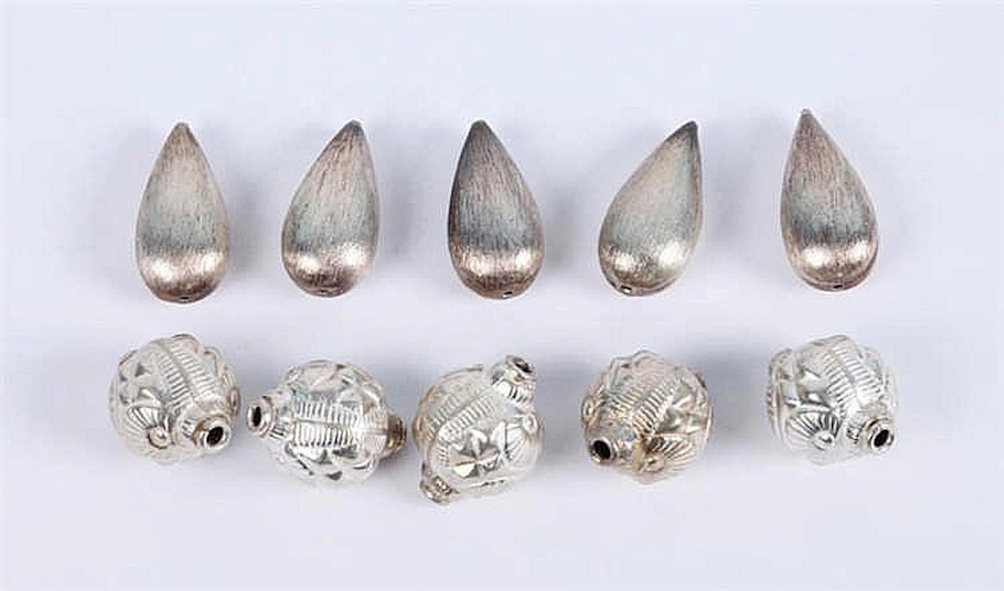 A GROUP OF 10 STERLING SILVER BEADS