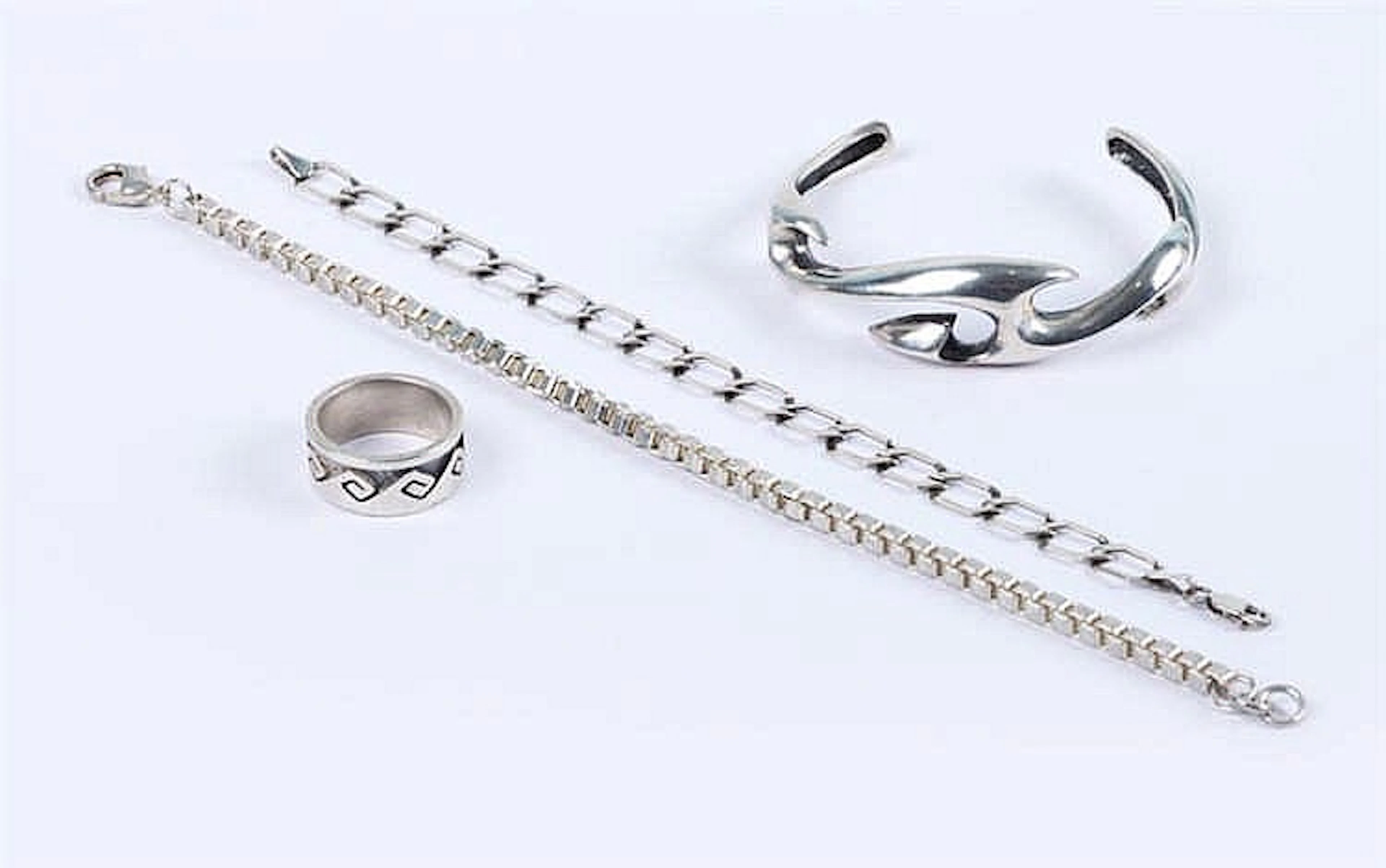 A GROUP OF STERLING SILVER JEWELRY