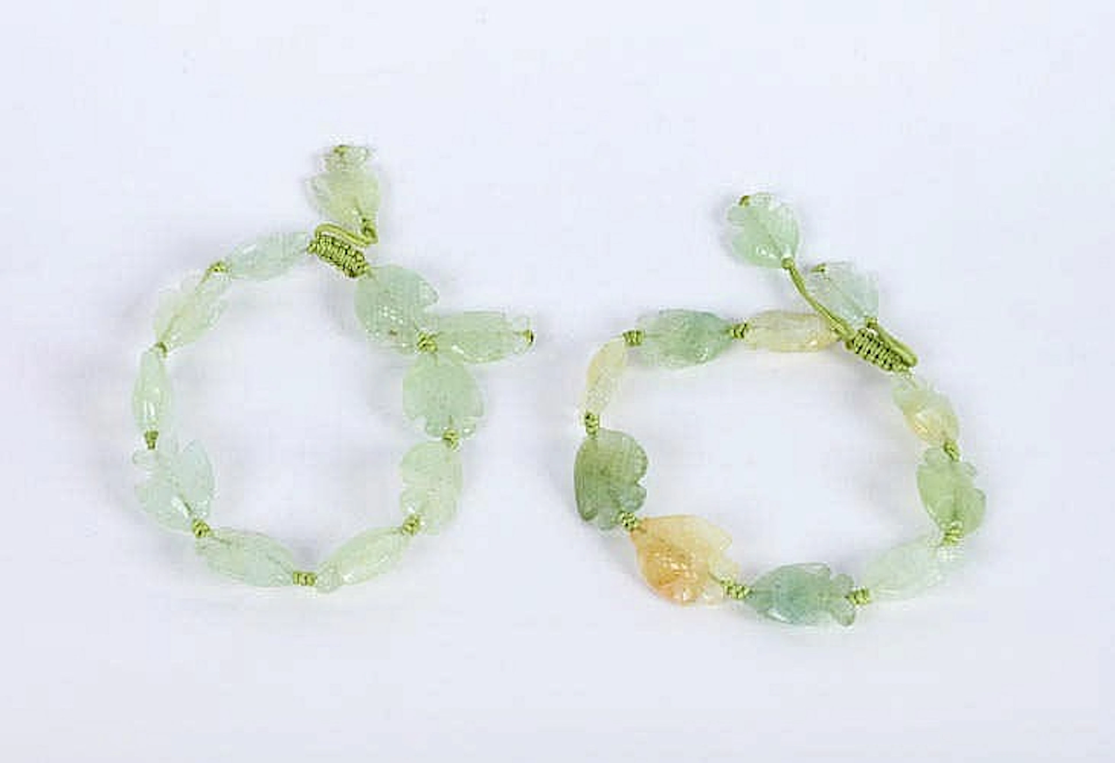 AN AMETHYST NECKLACE AND TWO QUARTZ BRACELETS