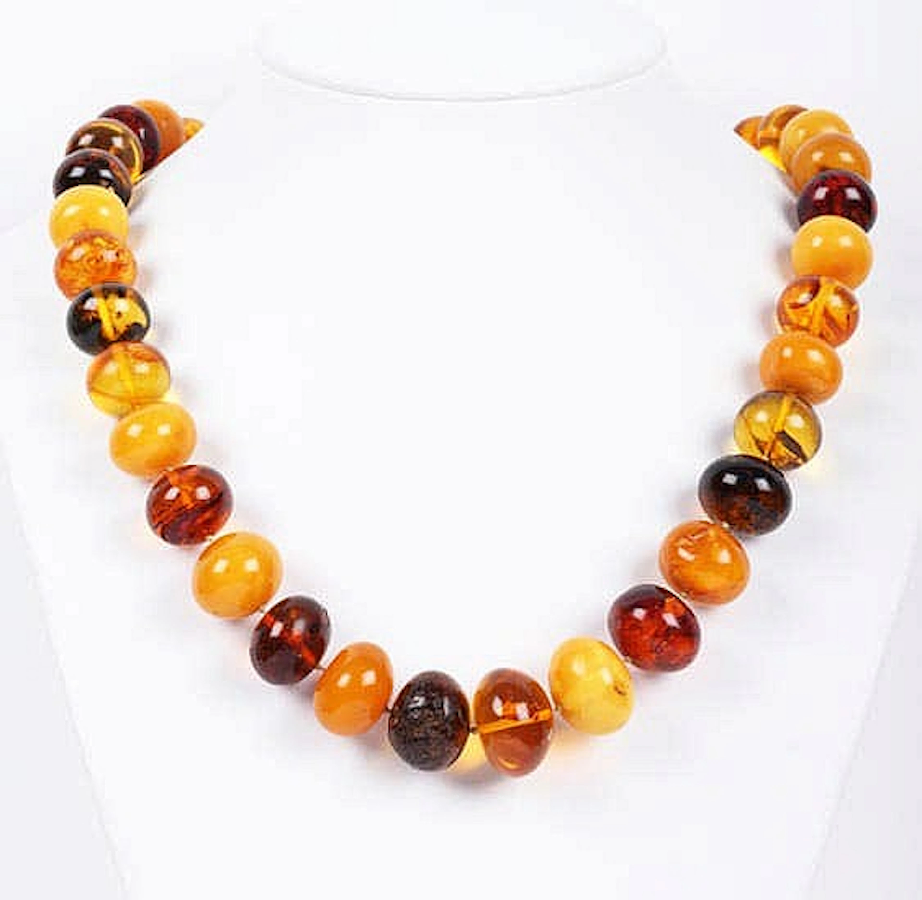 AN AMBER BEAD NECKLACE