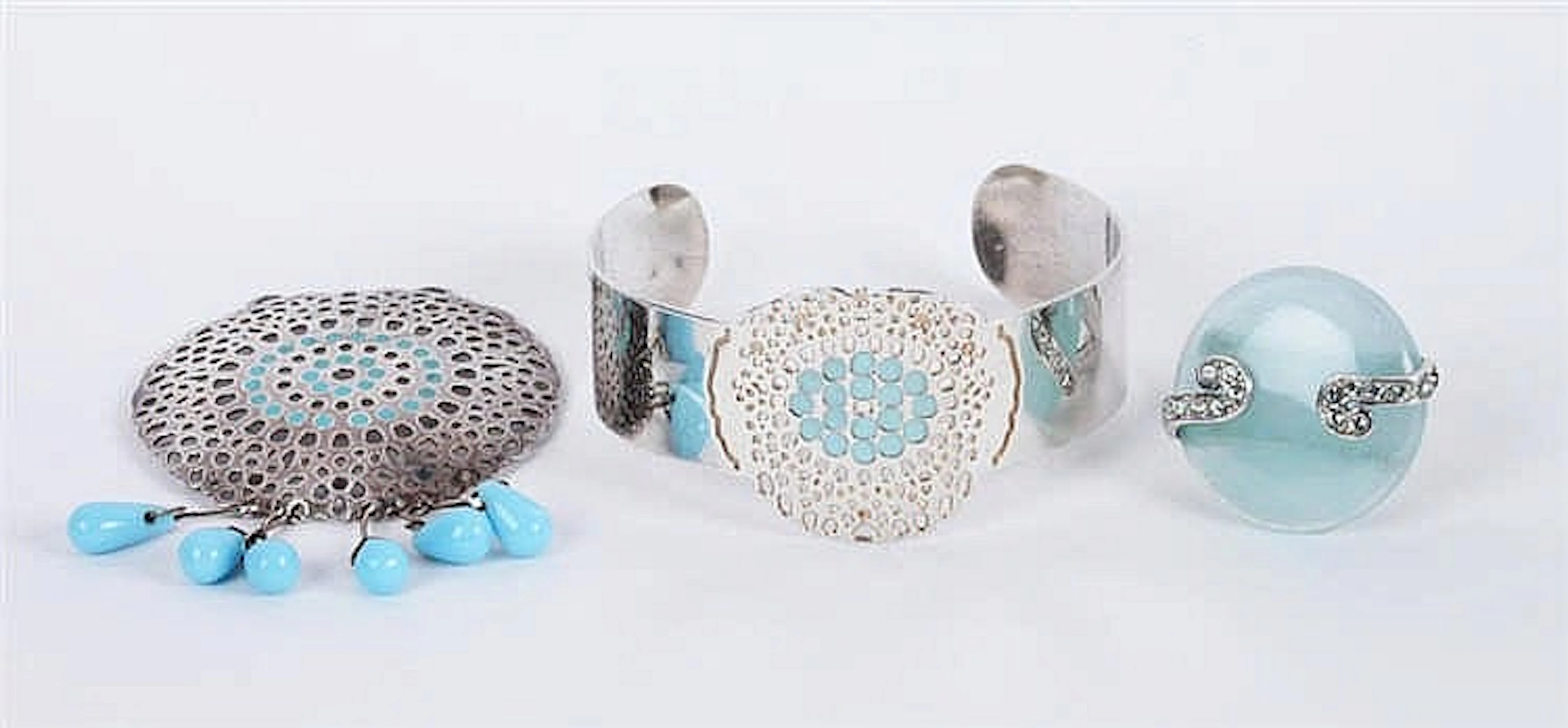 A GROUP OF STERLING SILVER JEWELRY