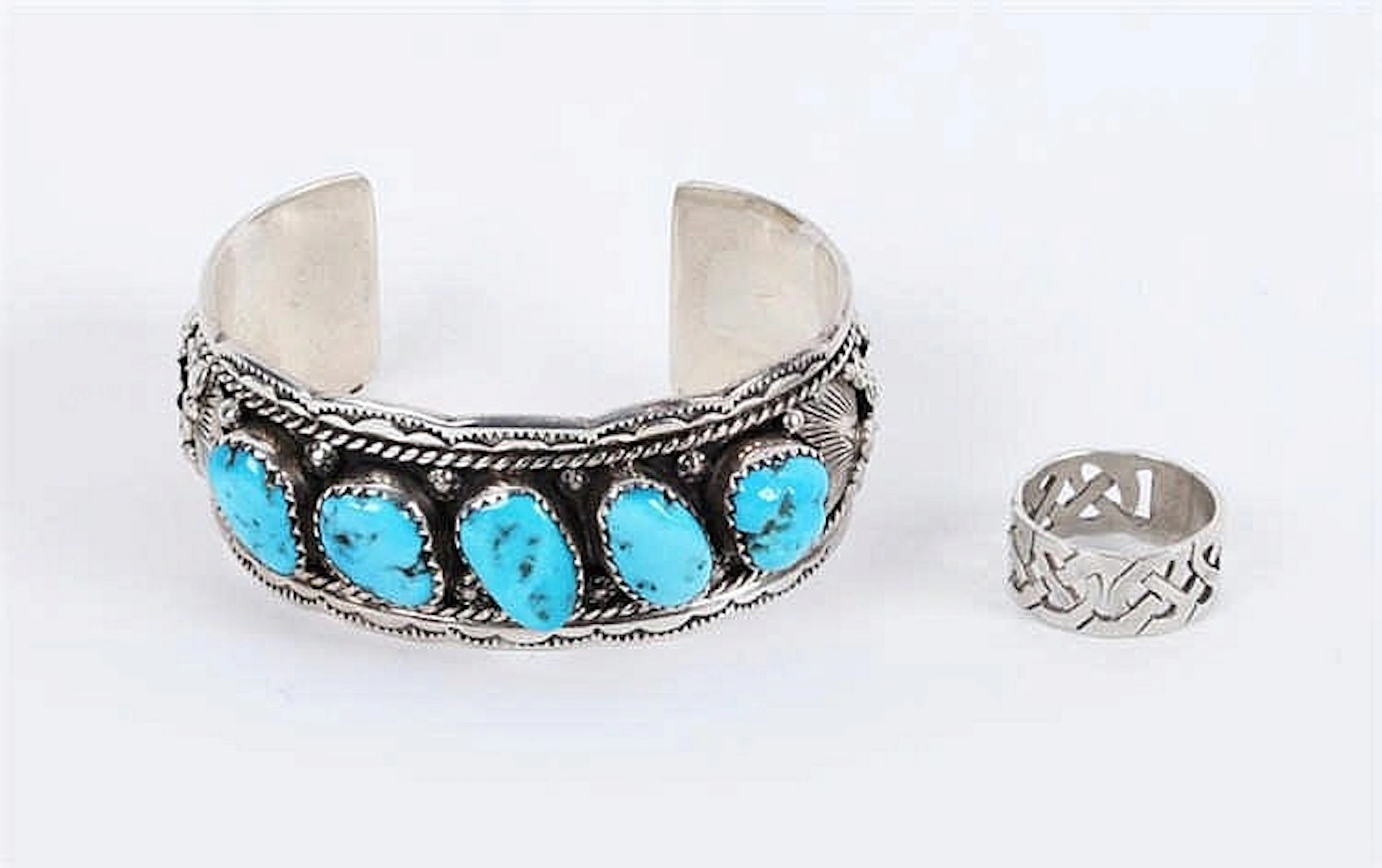 A GROUP OF STERLING SILVER JEWELRY