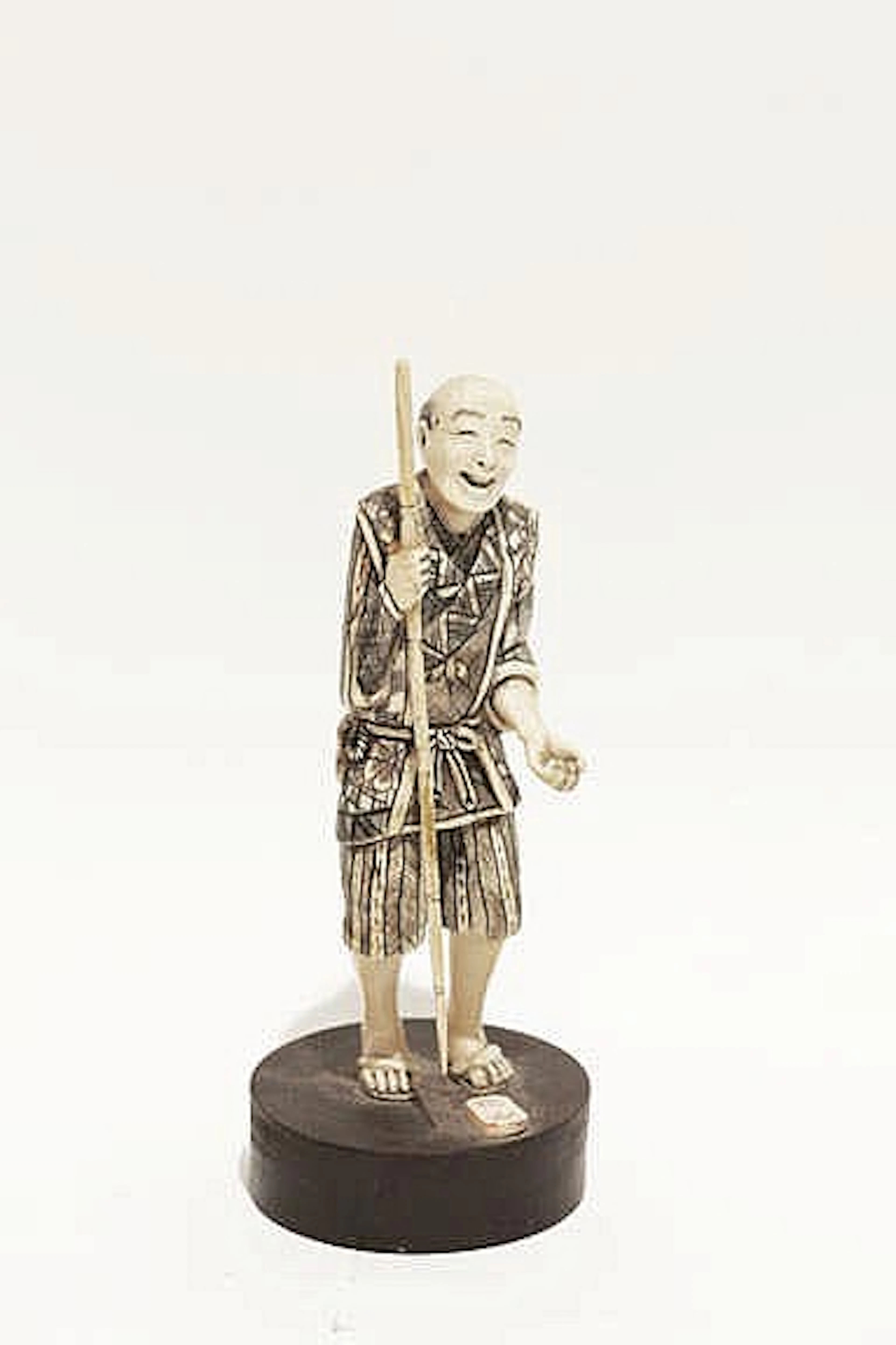 A VINTAGE JAPANESE CARVED IVORY FIGURE