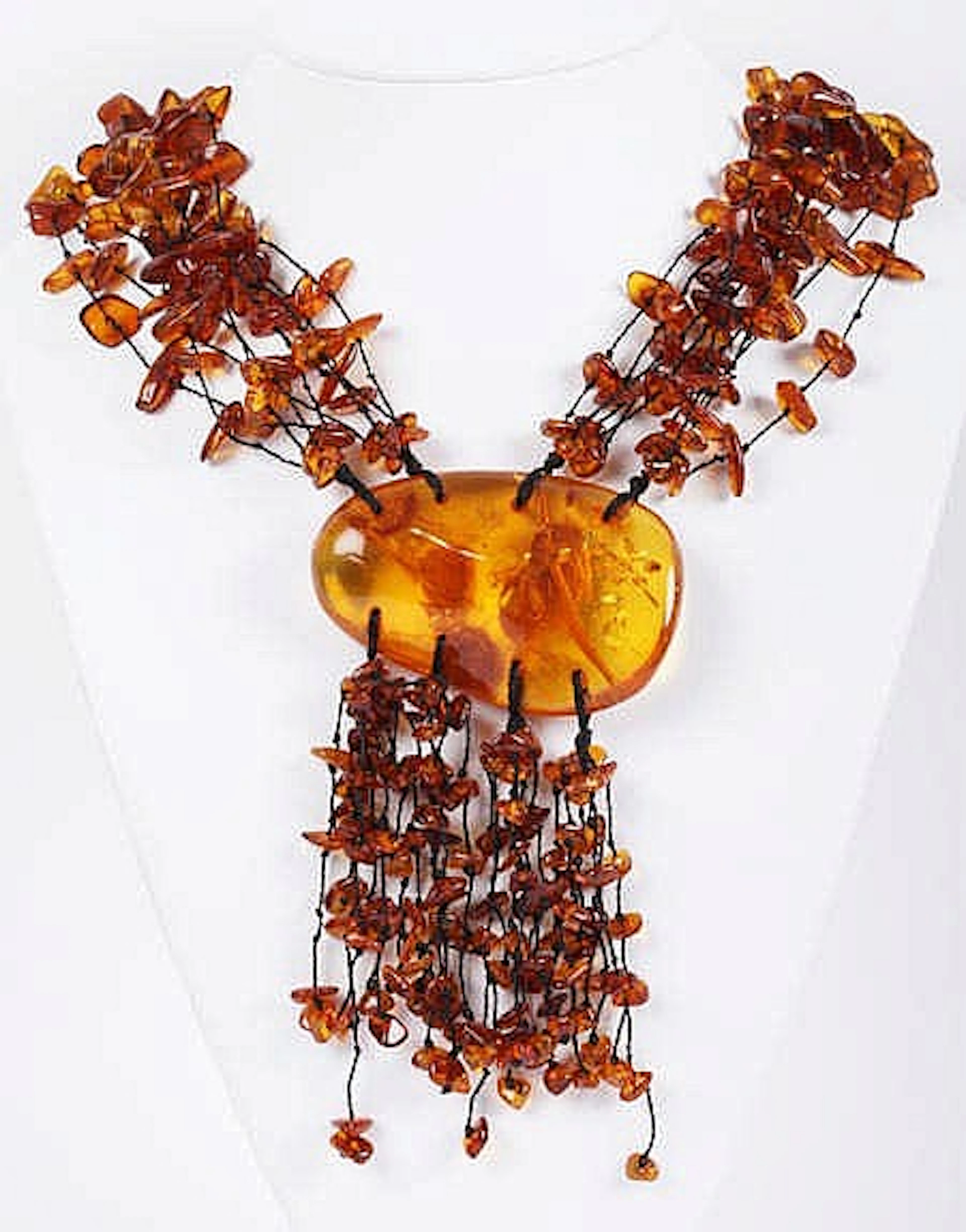 AN AMBER NECKLACE