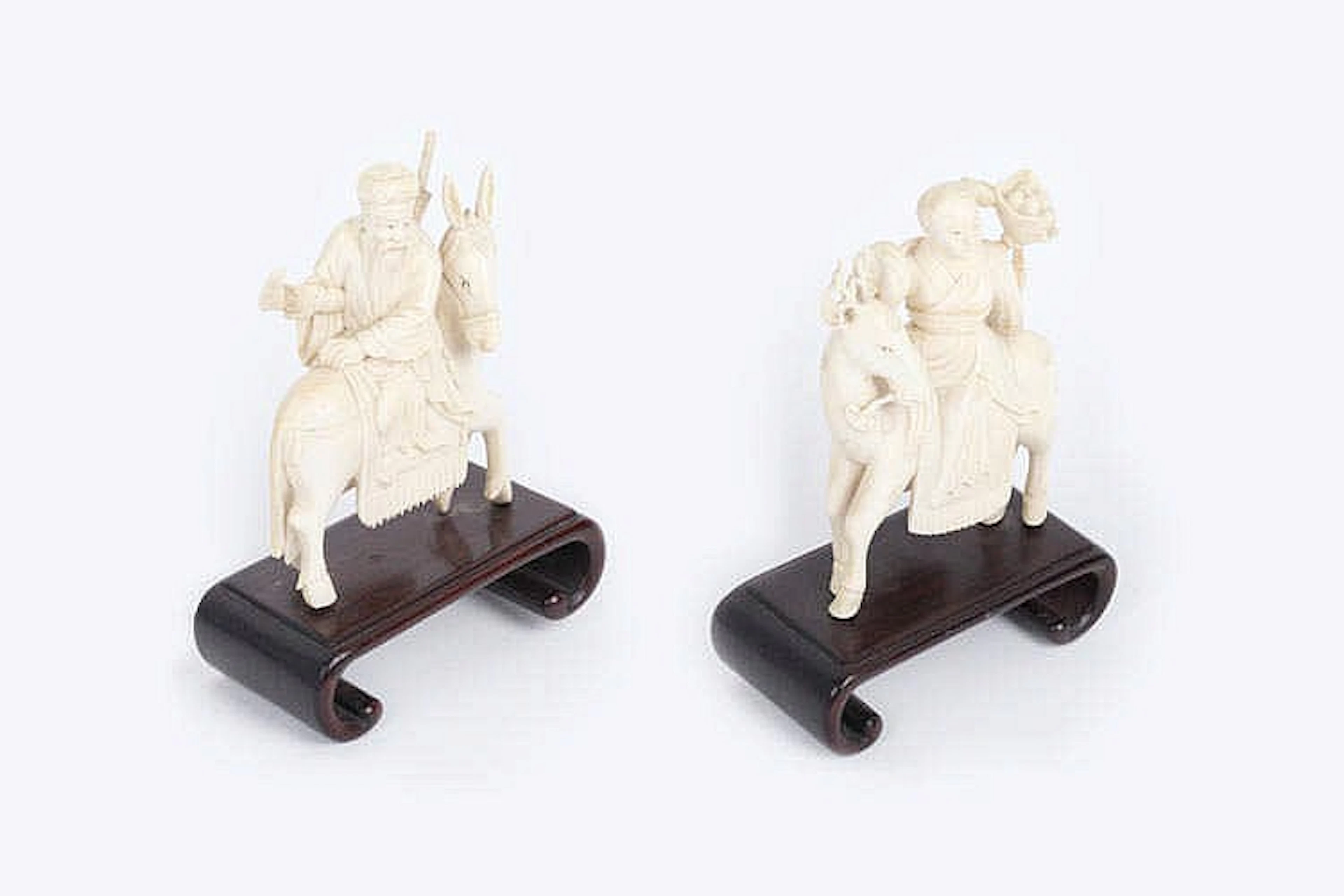 A PAIR OF VINTAGE CHINESE CARVED IVORY FIGURES