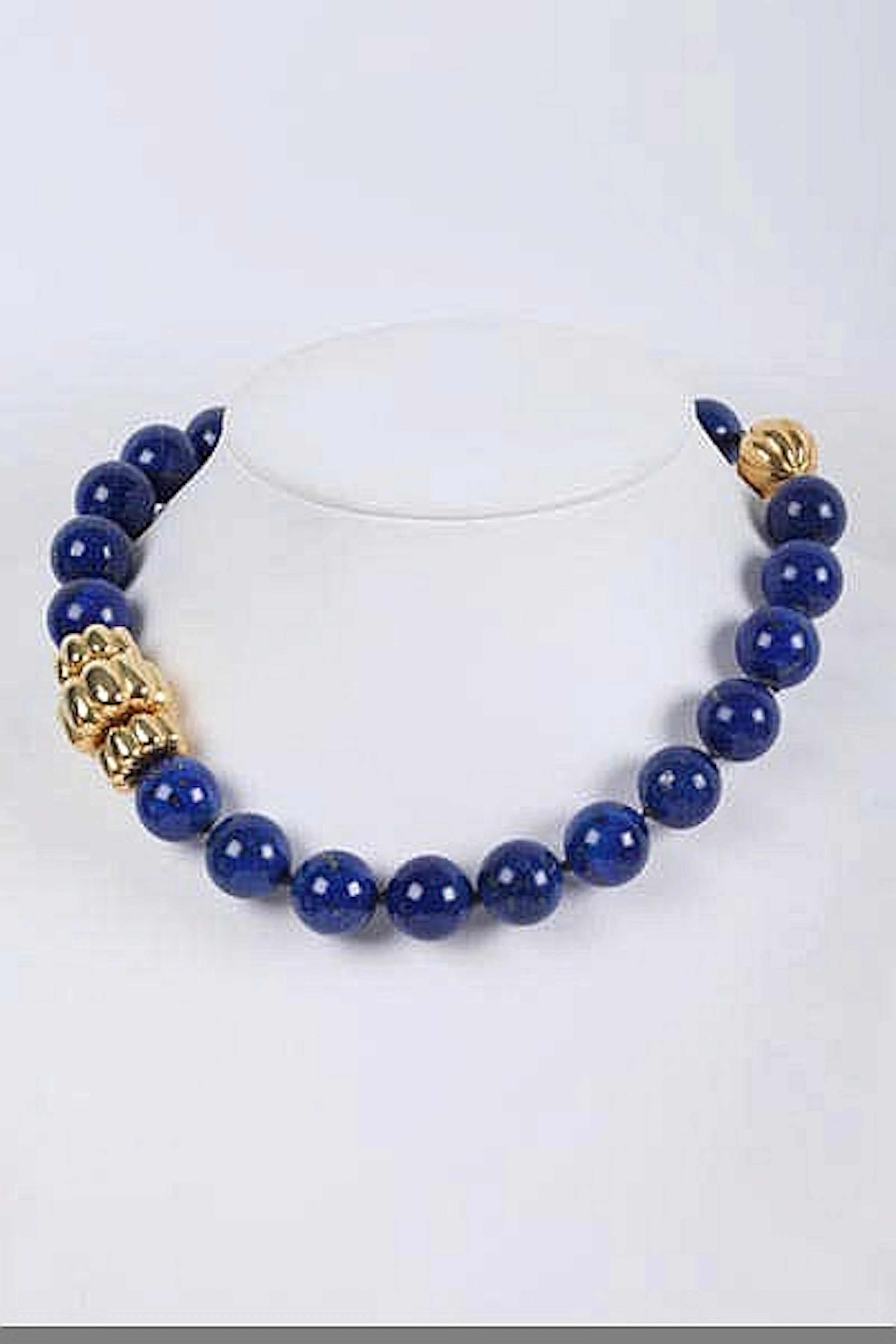 A LAPIS LAZULI BEAD NECKLACE