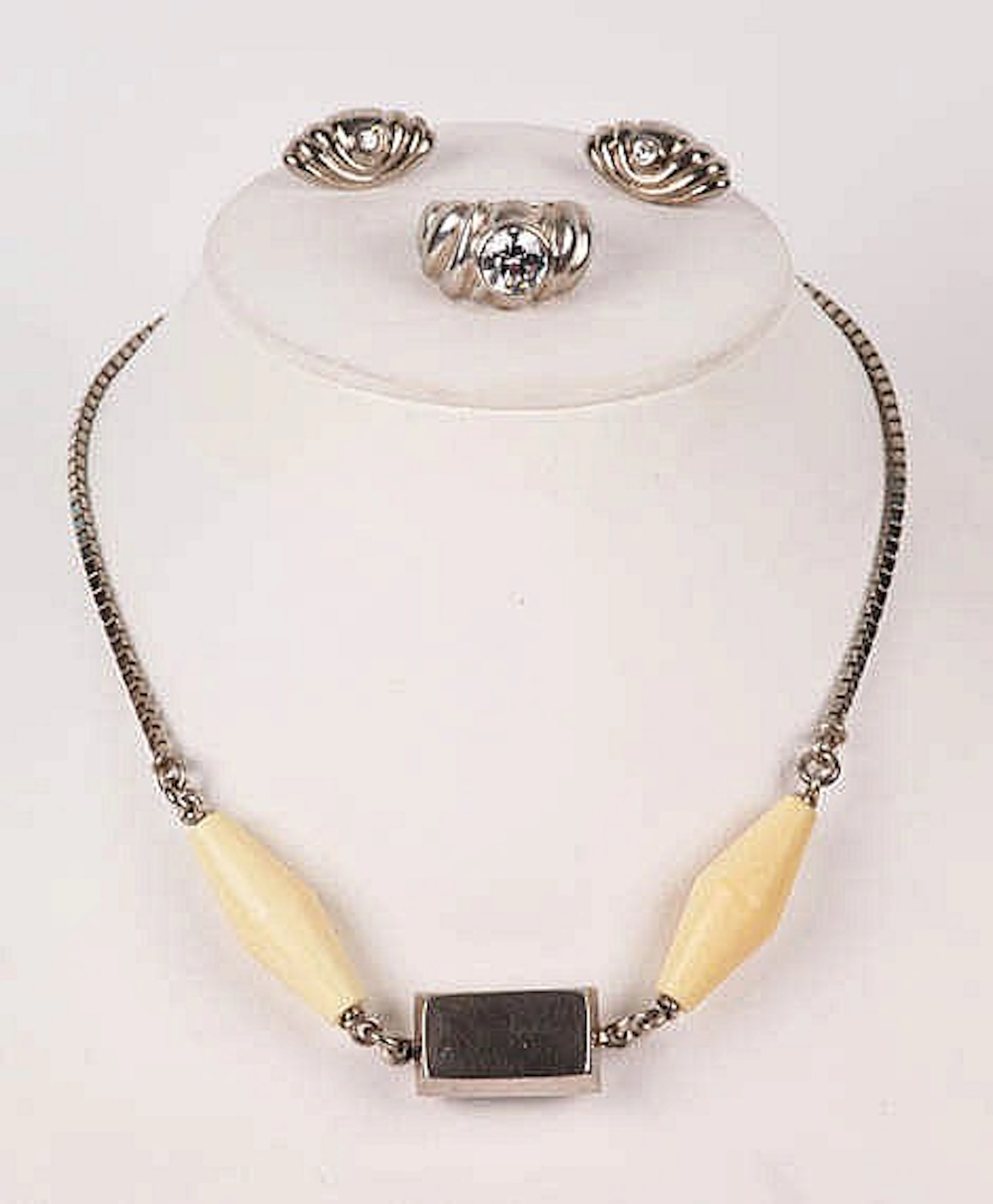 A GROUP OF VINTAGE SILVER JEWELRY