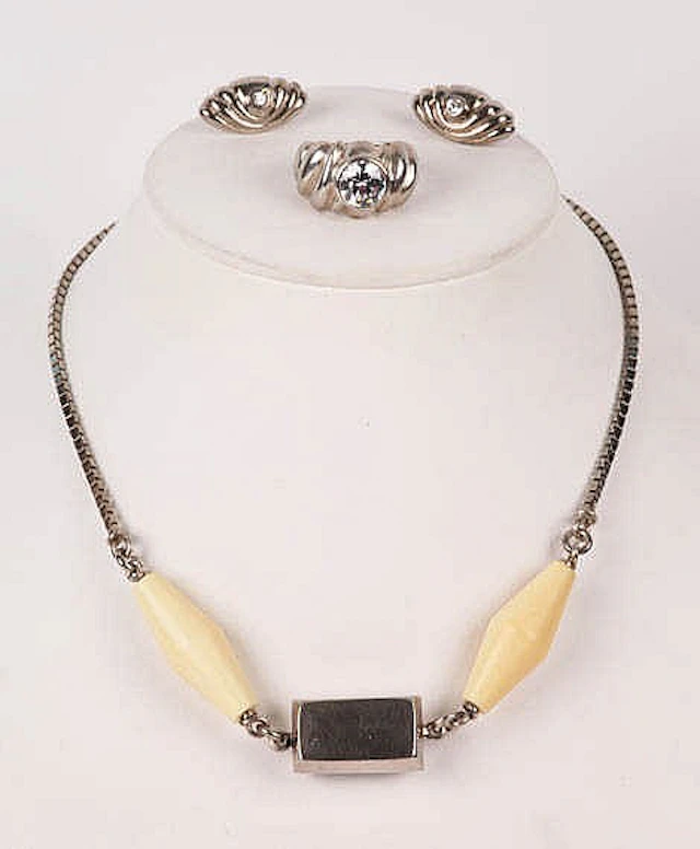 A GROUP OF VINTAGE SILVER JEWELRY