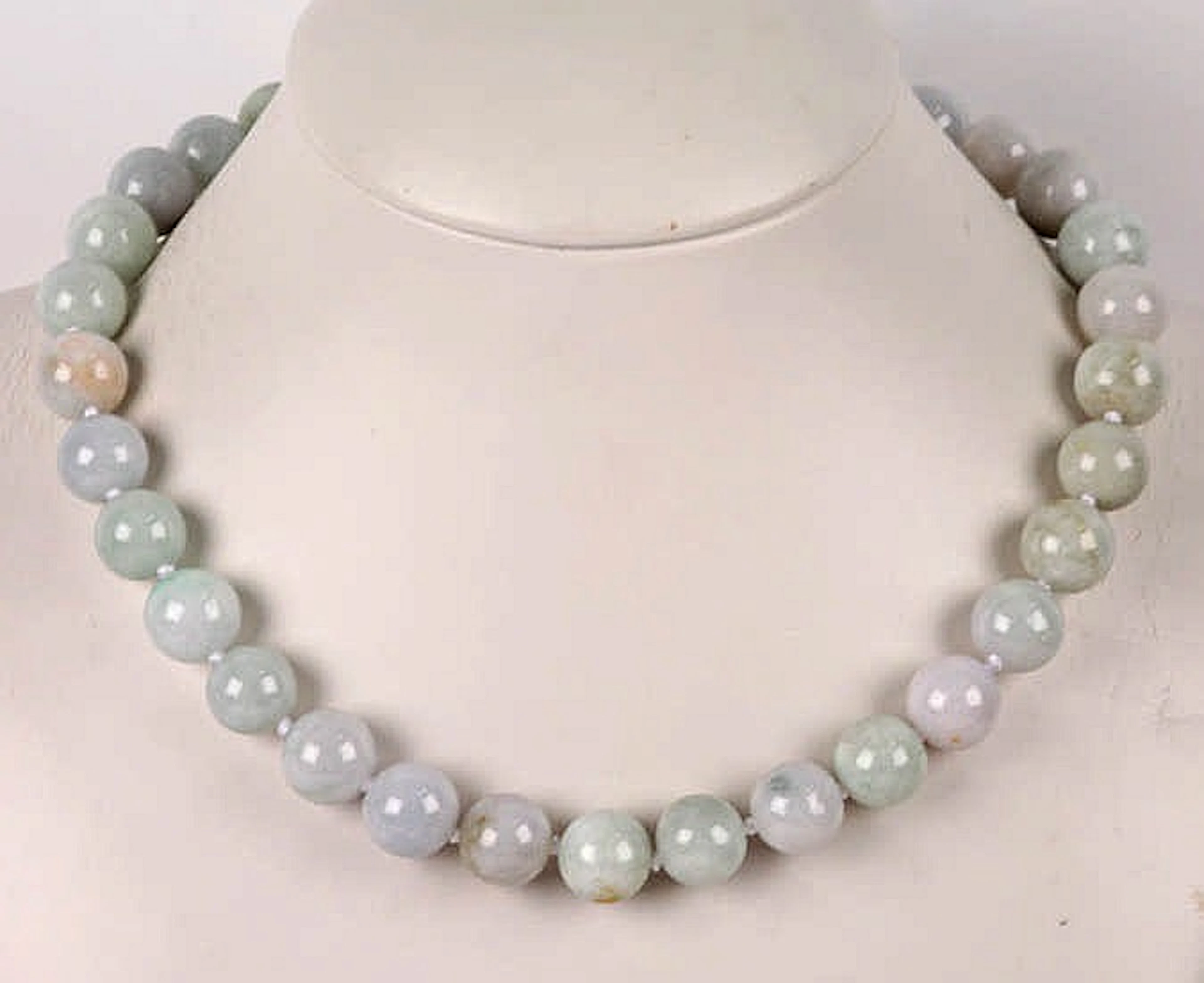 AN AQUAMARINE NECKLACE