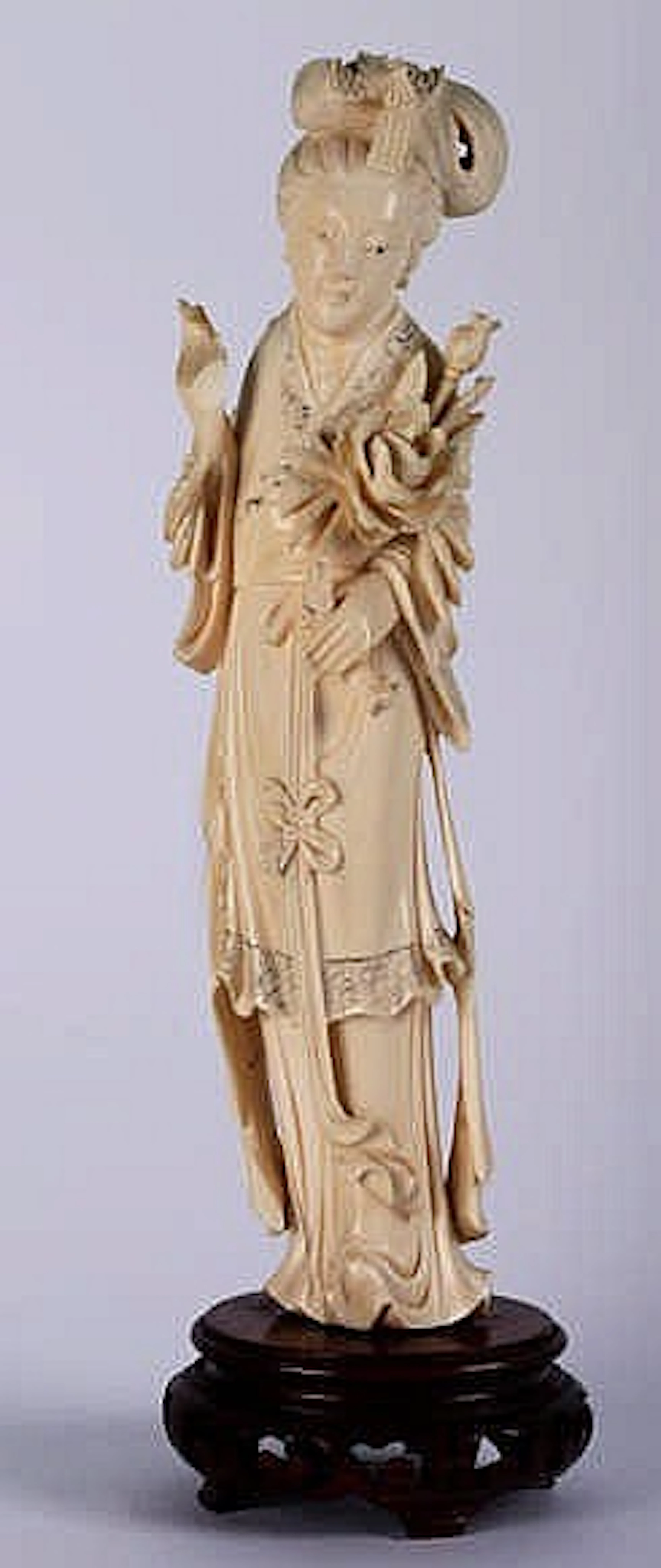 A VINTAGE ORIENTAL IVORY FIGURE, FIRST HALF 20TH CENTURY
