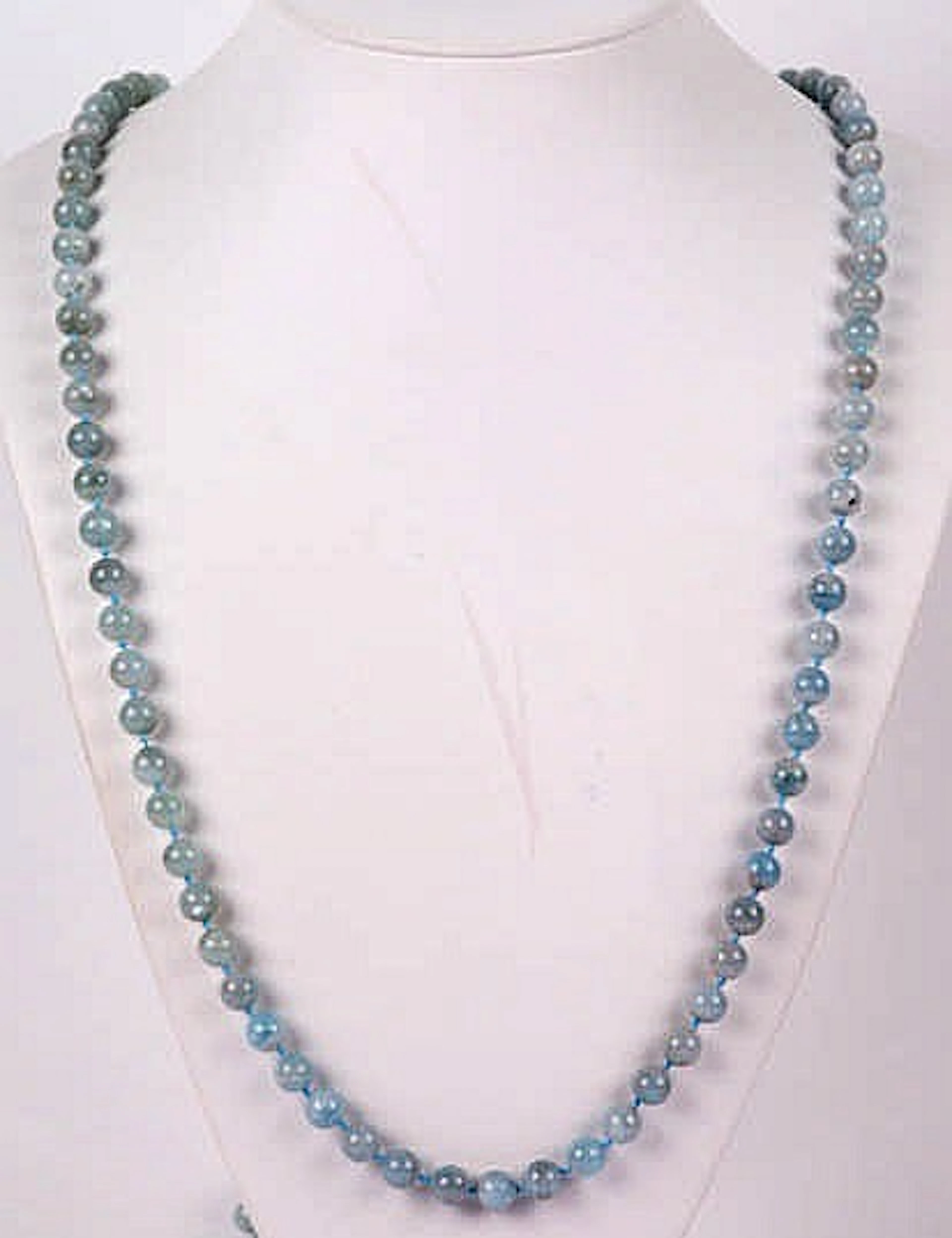 AN AQUAMARINE NECKLACE