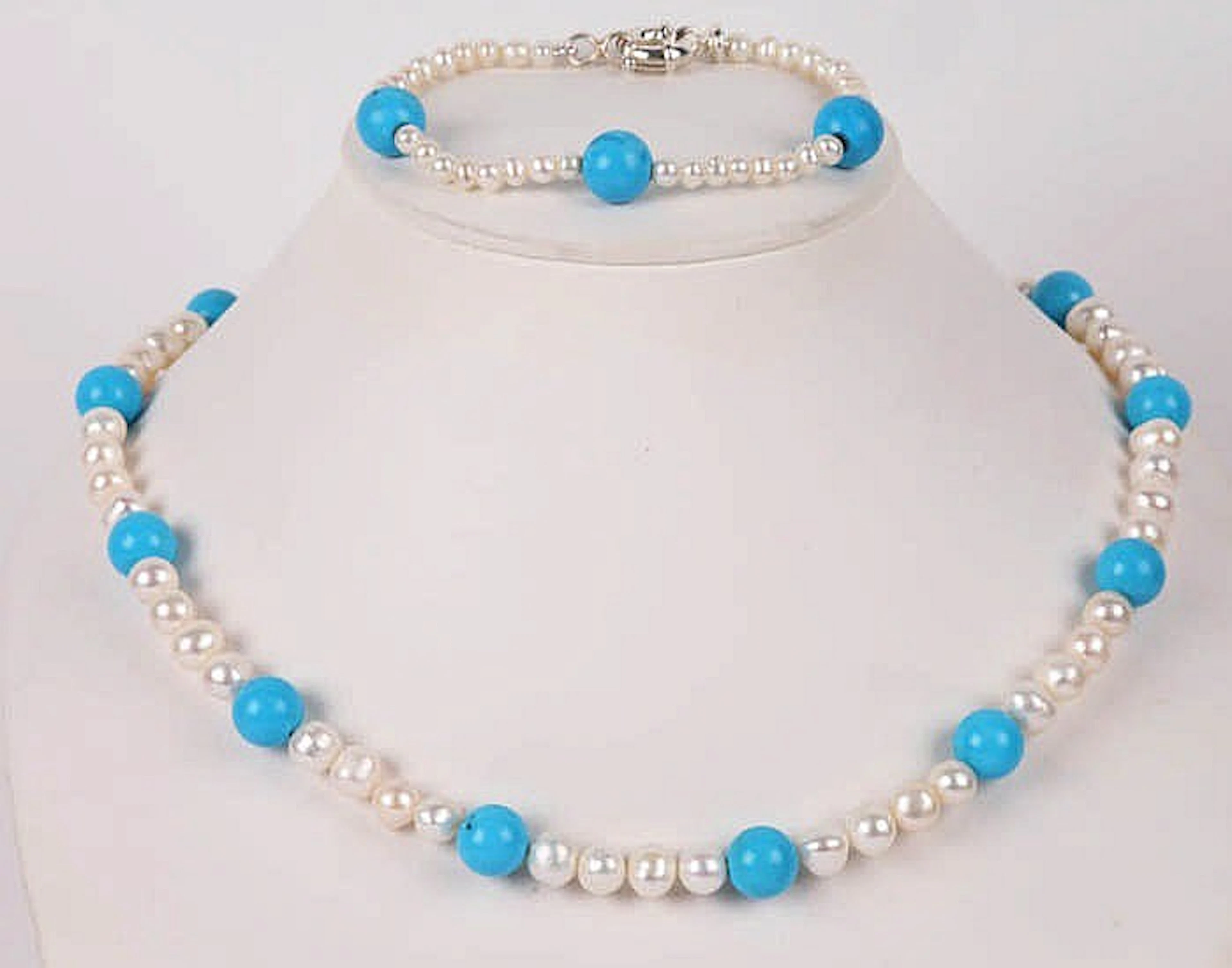 A PEARL AND TURQUOISE NECKLACE