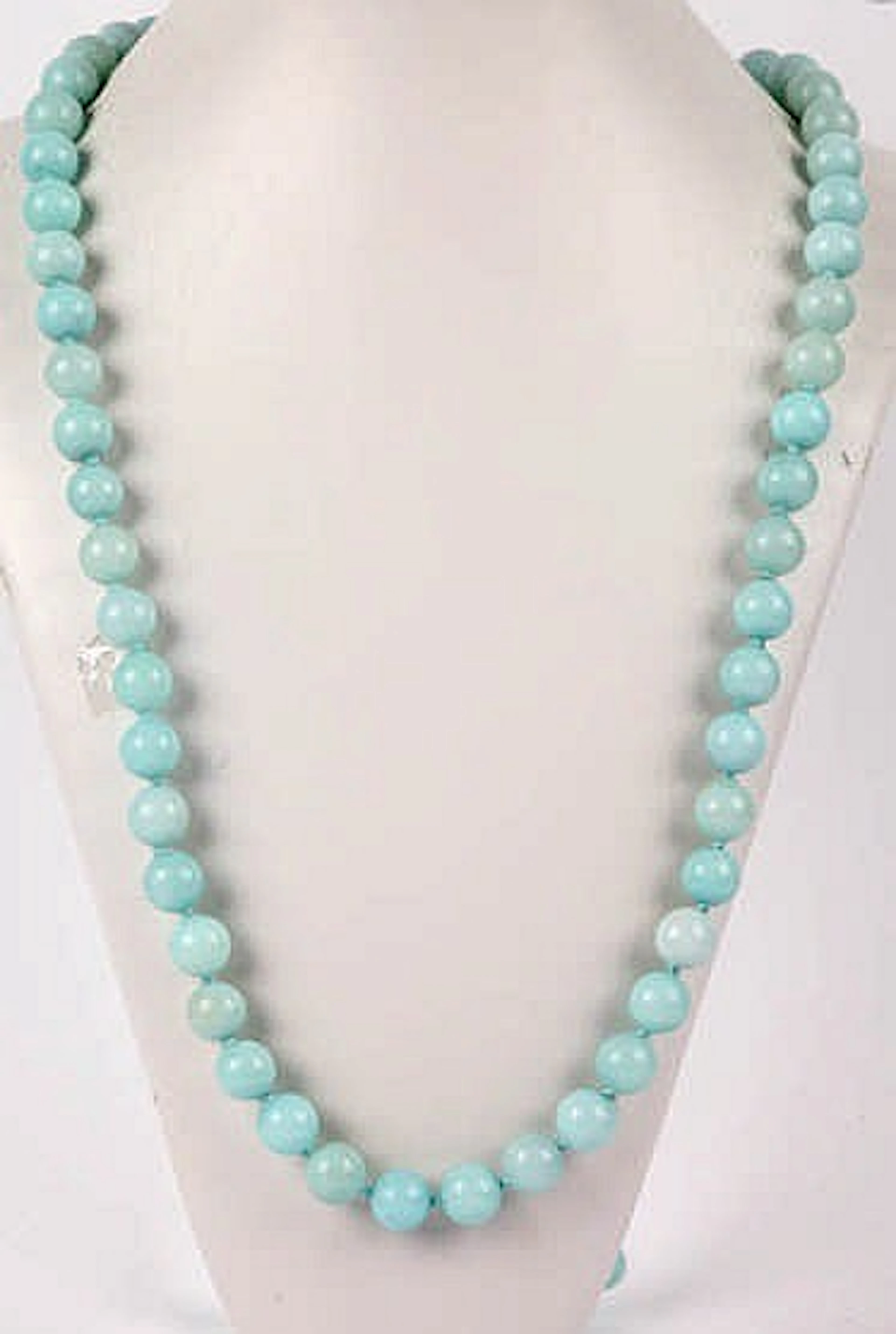 AN AQUAMARINE NECKLACE