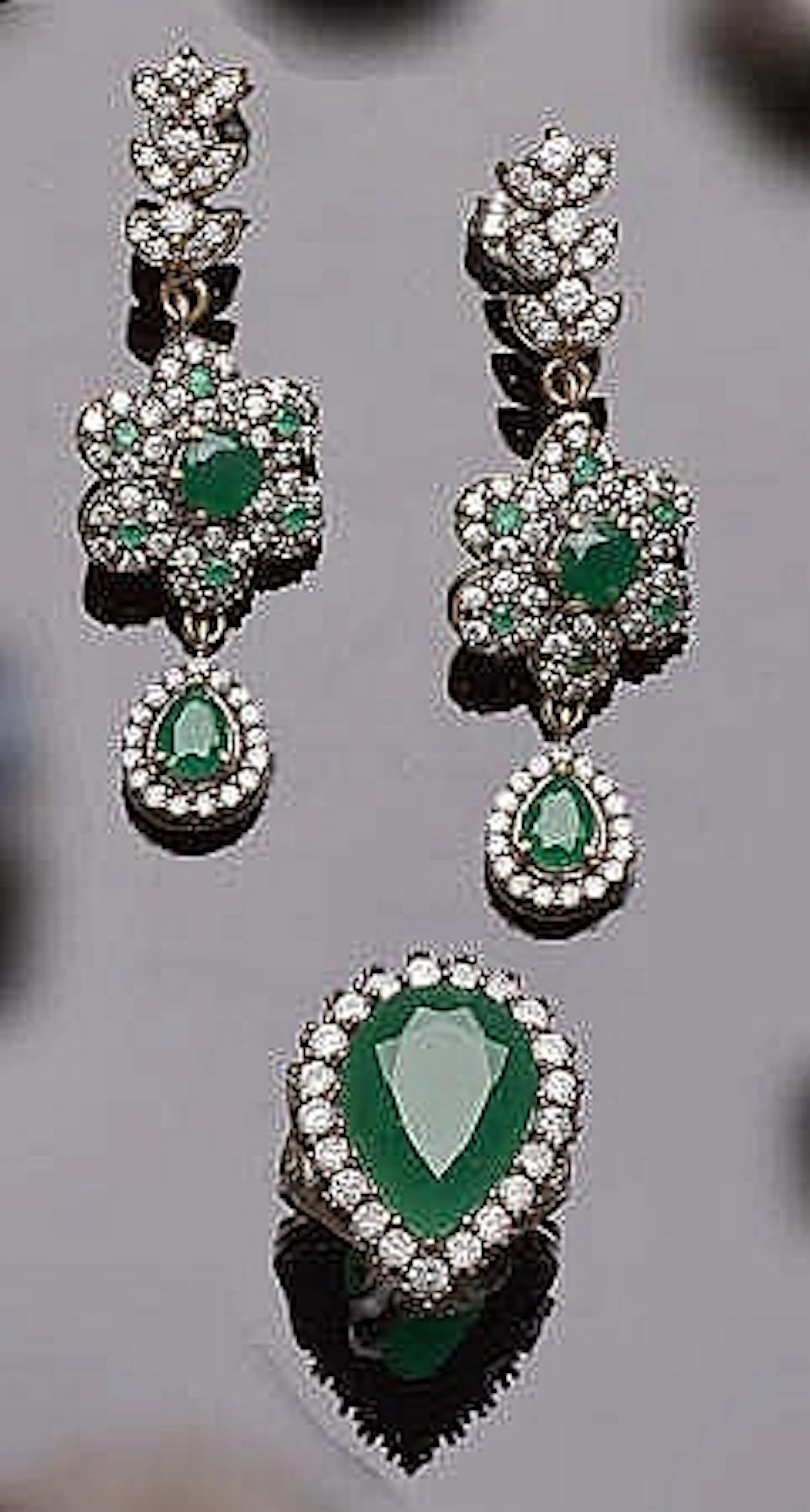 A SET OF GREEN GEMSTONE AND ZIRCON JEWELRY