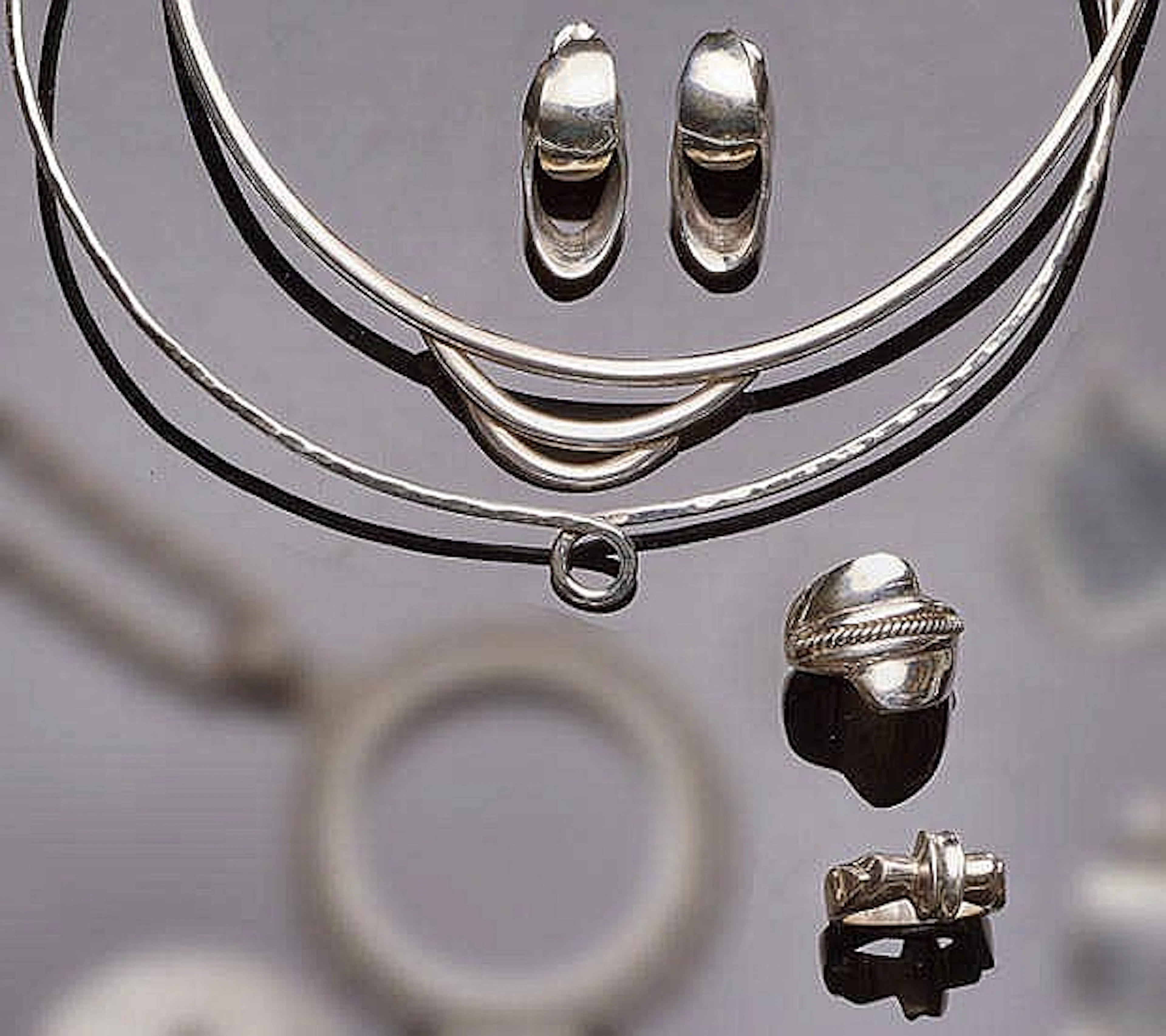 A GROUP OF SILVER JEWELRY