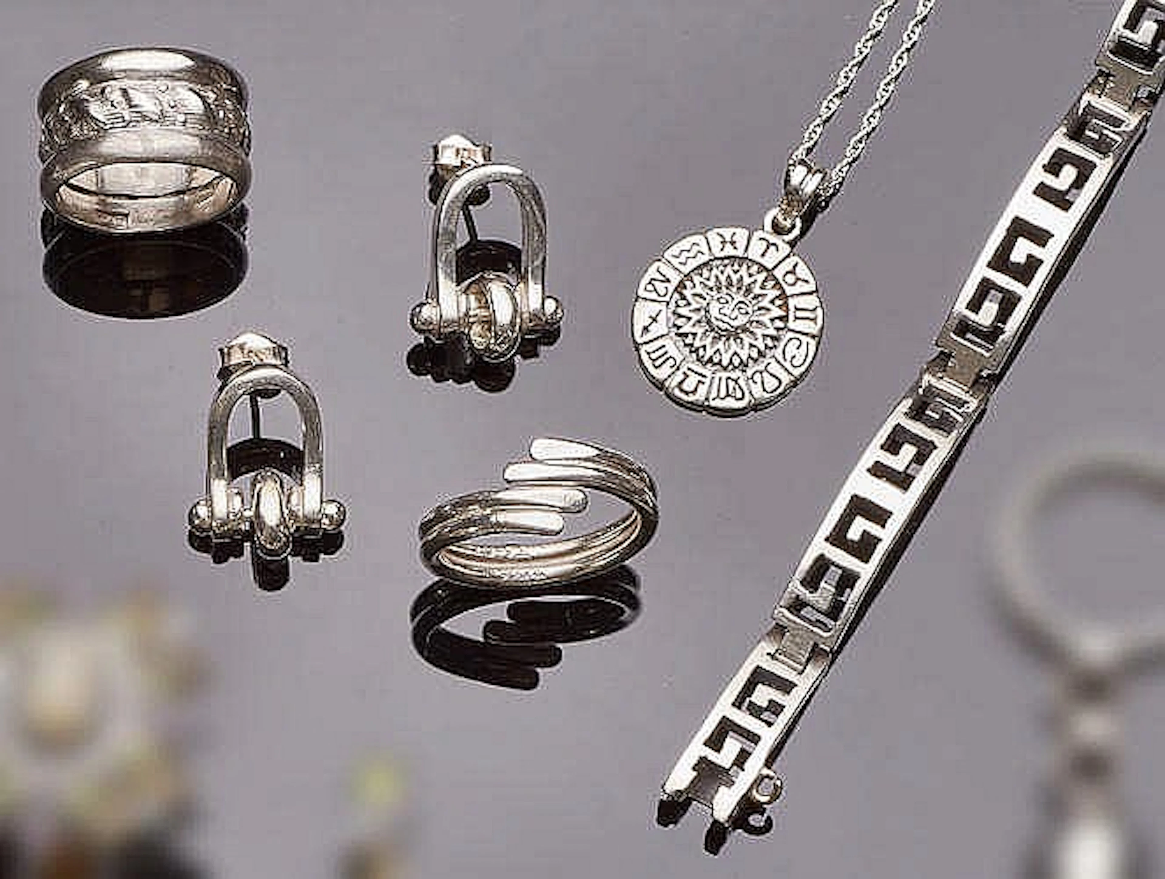 A GROUP OF STERLING SILVER JEWELRY