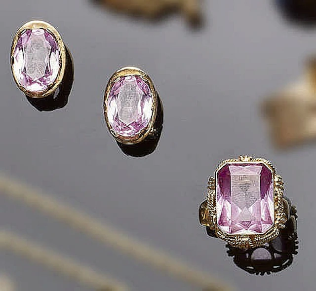 A VINTAGE ROSE GEMSTONE AND GOLD JEWELRY SET