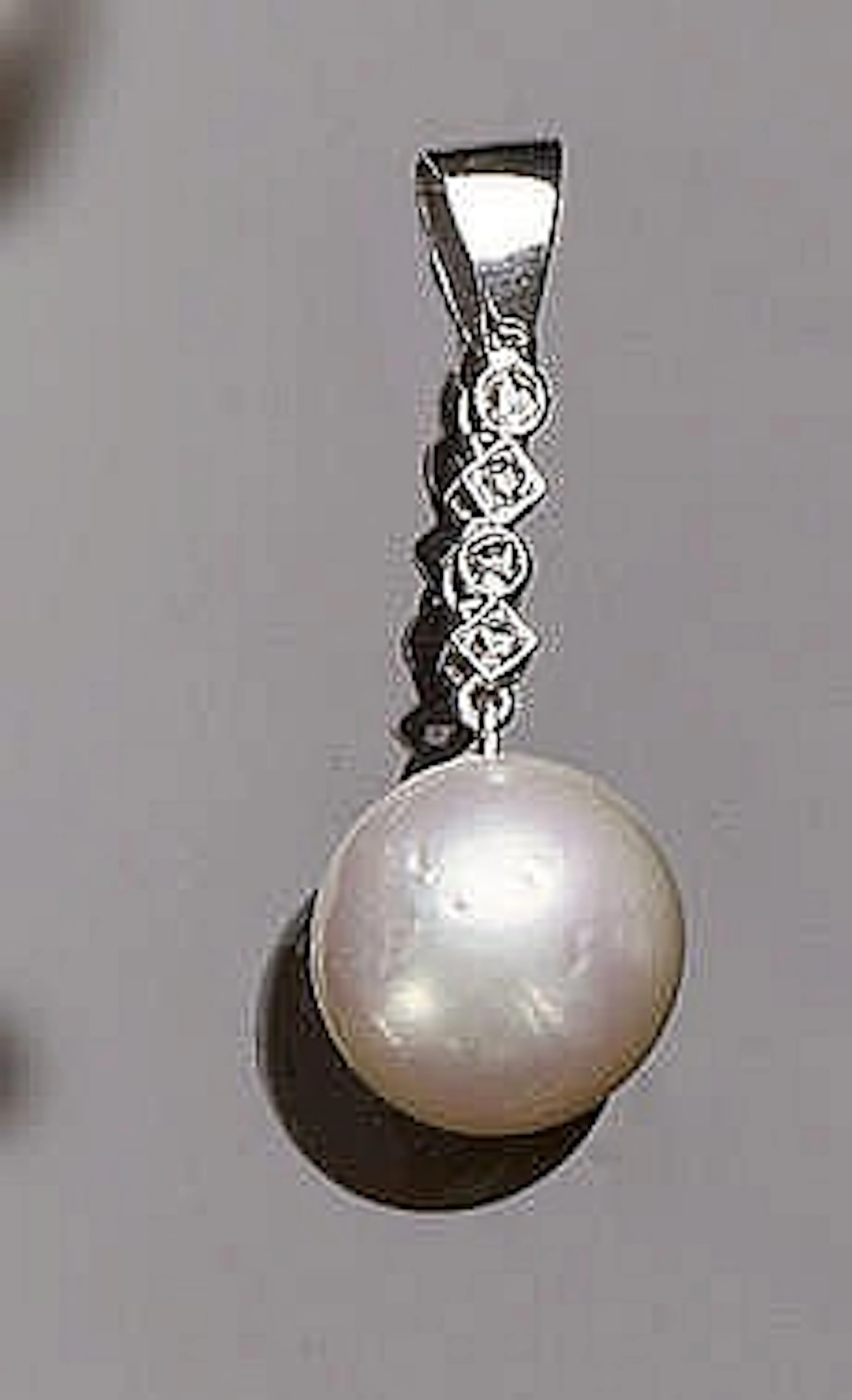 A VINTAGE PEARL AND DIAMOND PENDANT