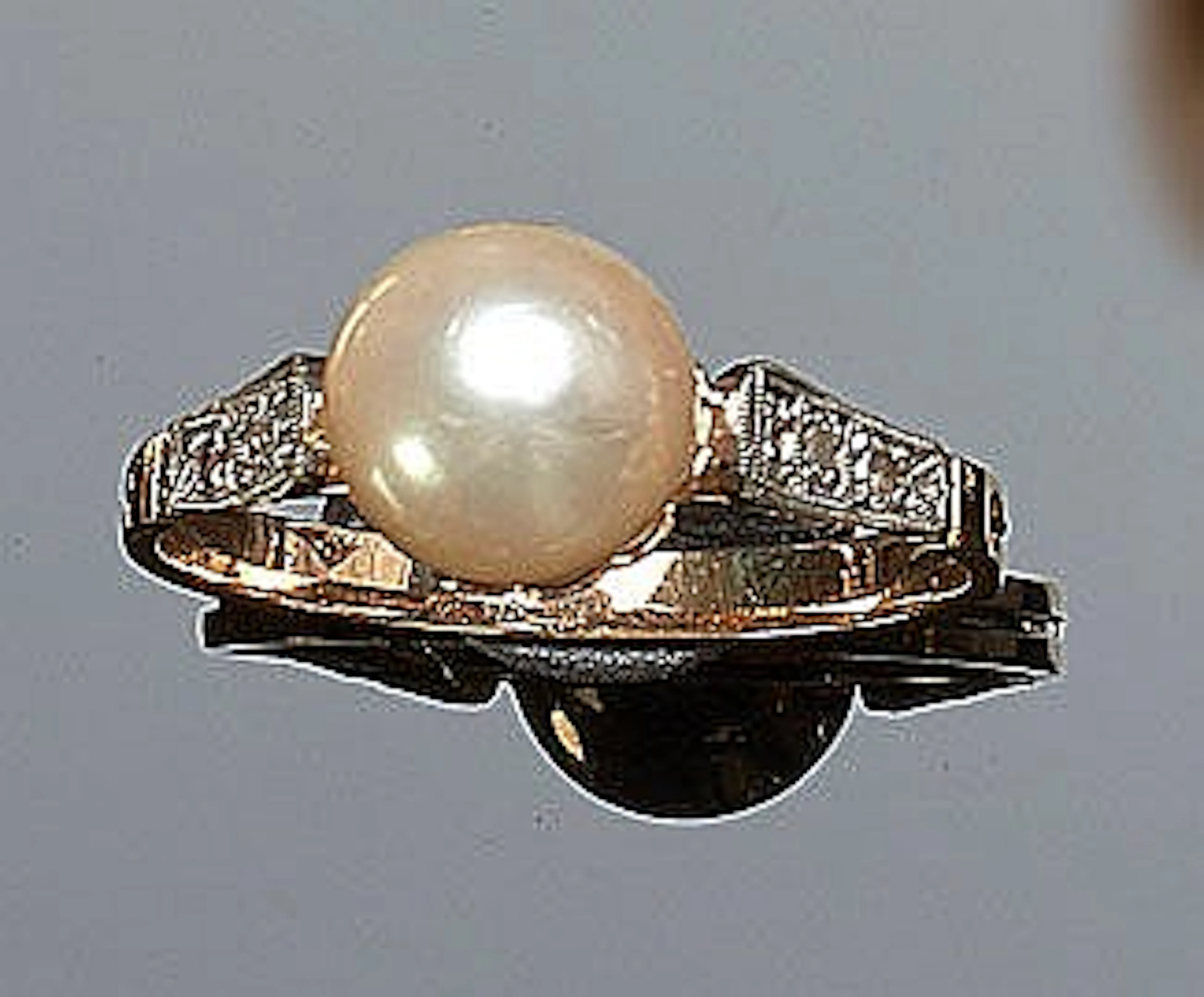 A VINTAGE GOLD, DIAMOND AND PEARL RING