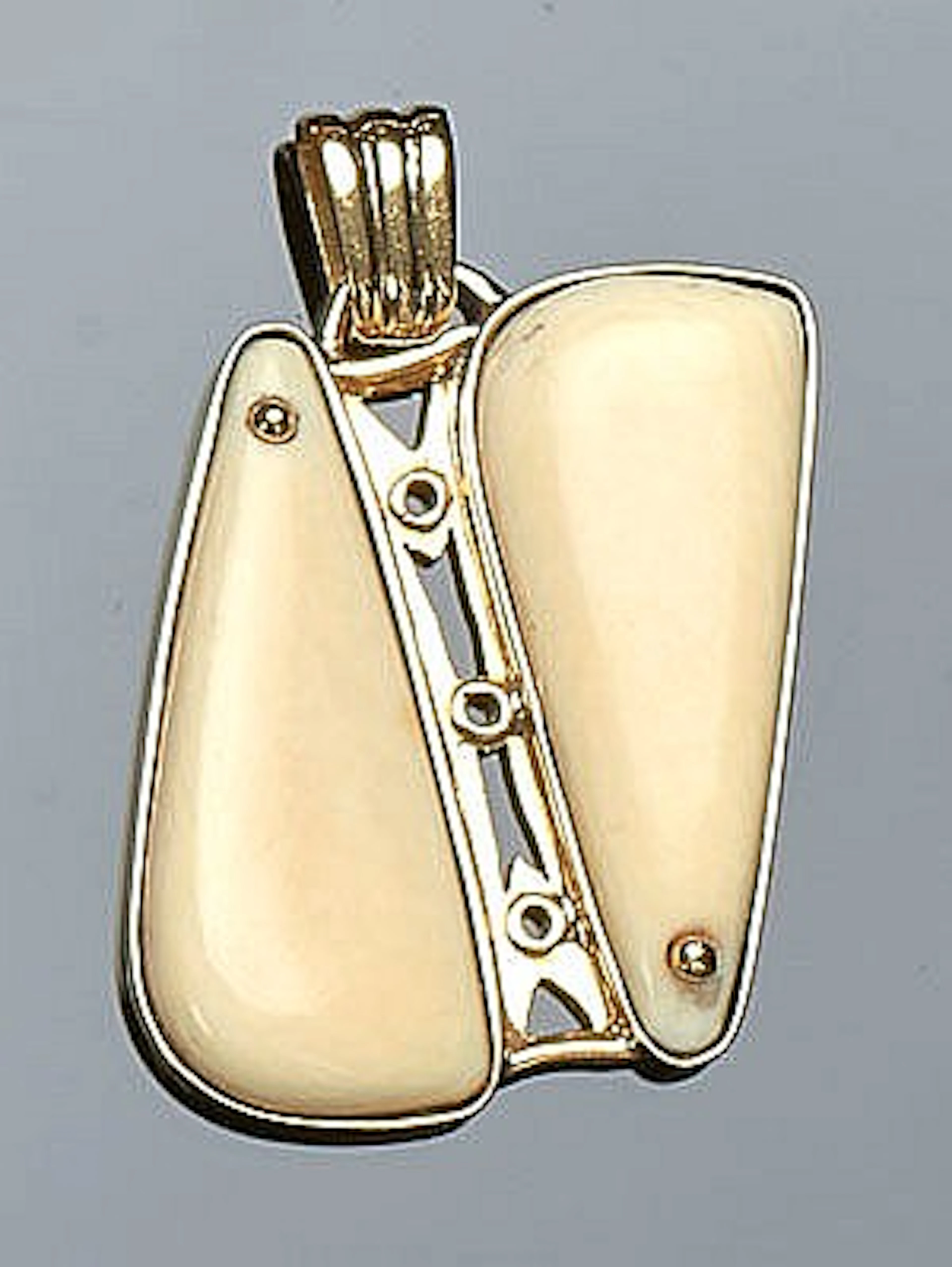 A VINTAGE GOLD AND IVORY PENDANT