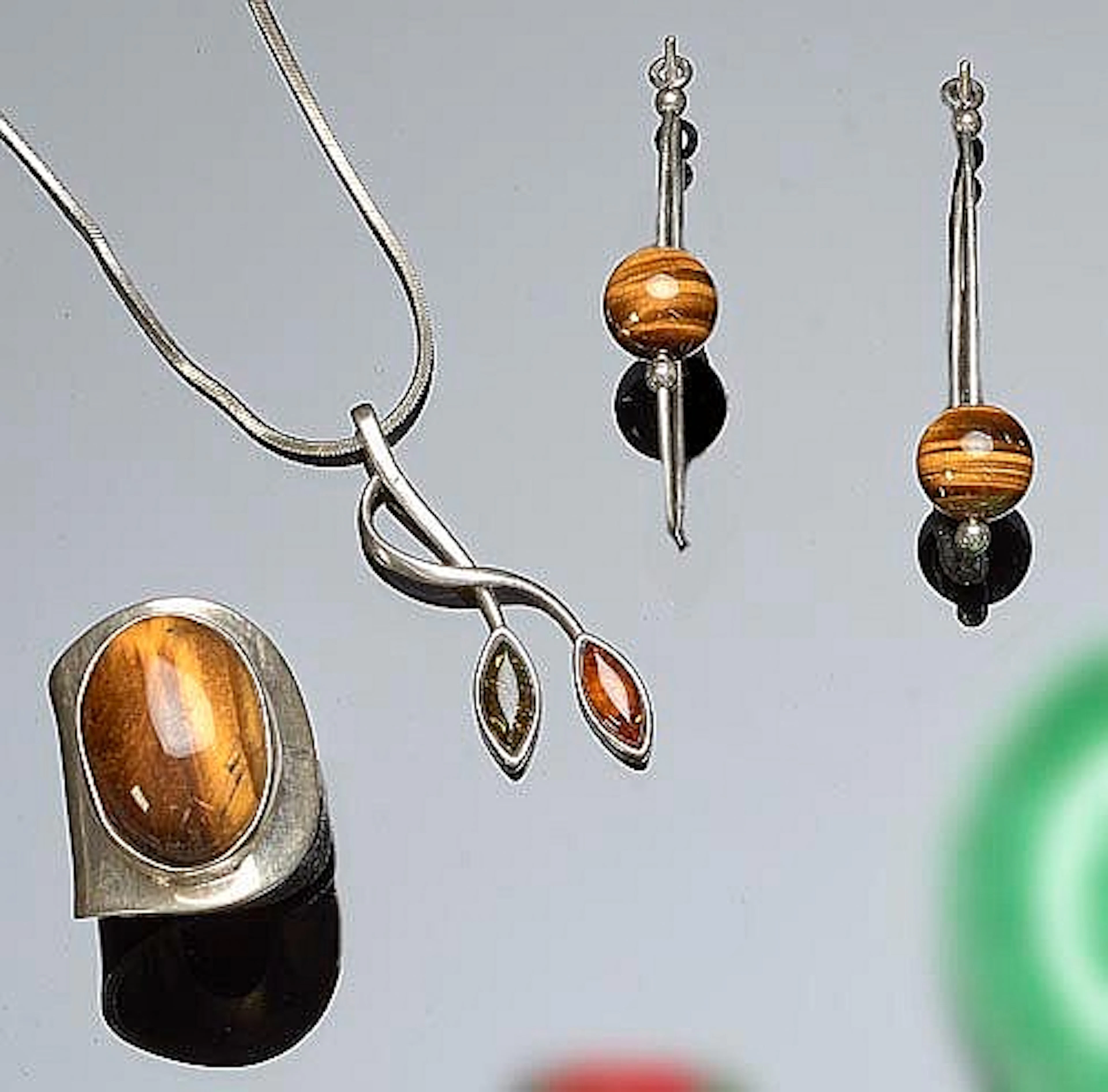 A SET OF SILVER JEWELRY