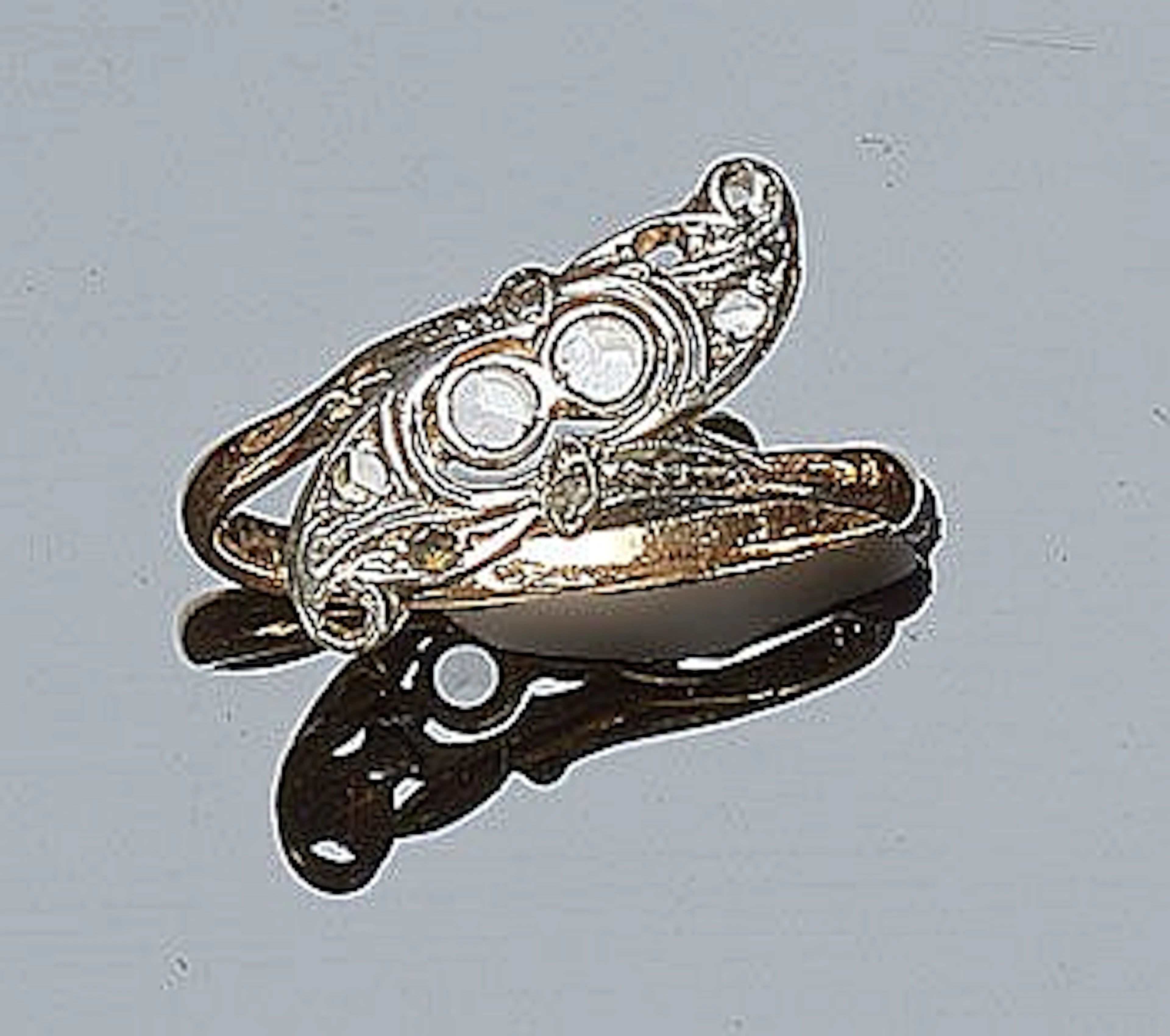 A VINTAGE GOLD AND SAPPHIRE RING