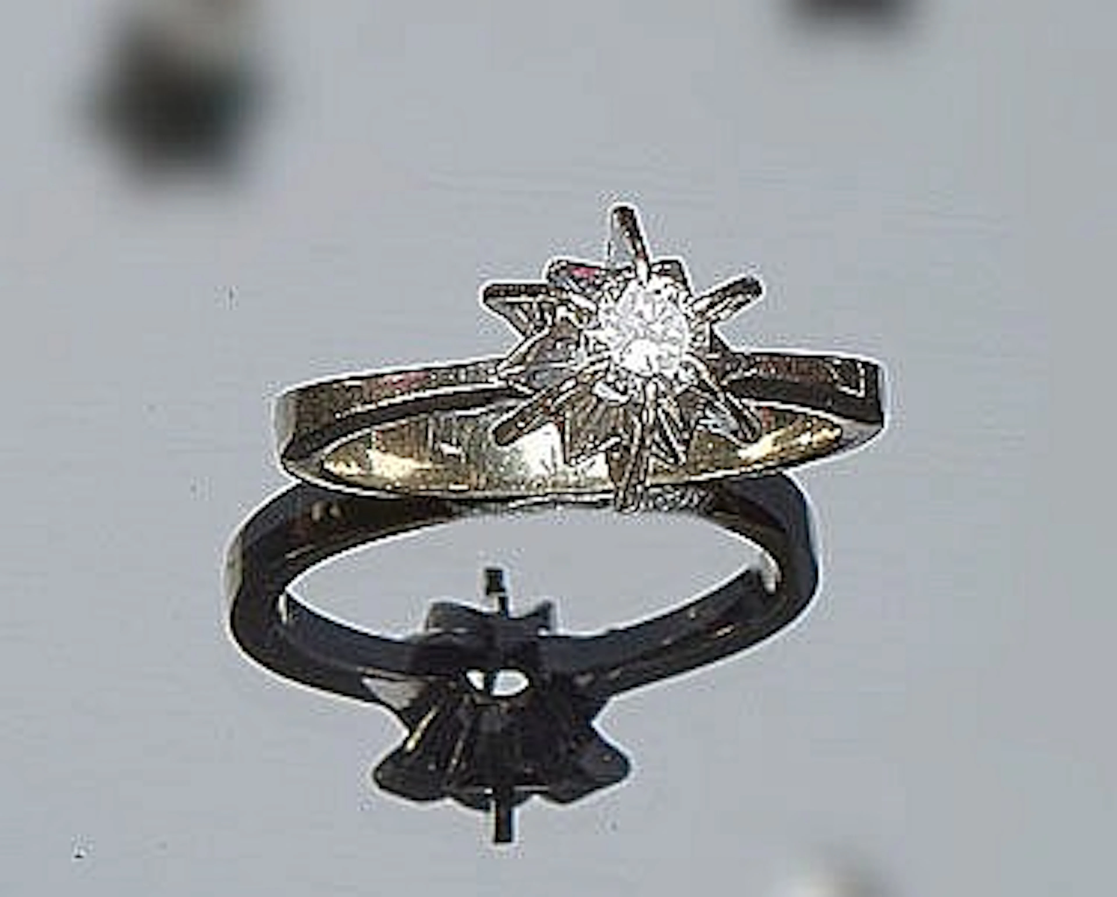 A WHITE GOLD AND DIAMOND RING
