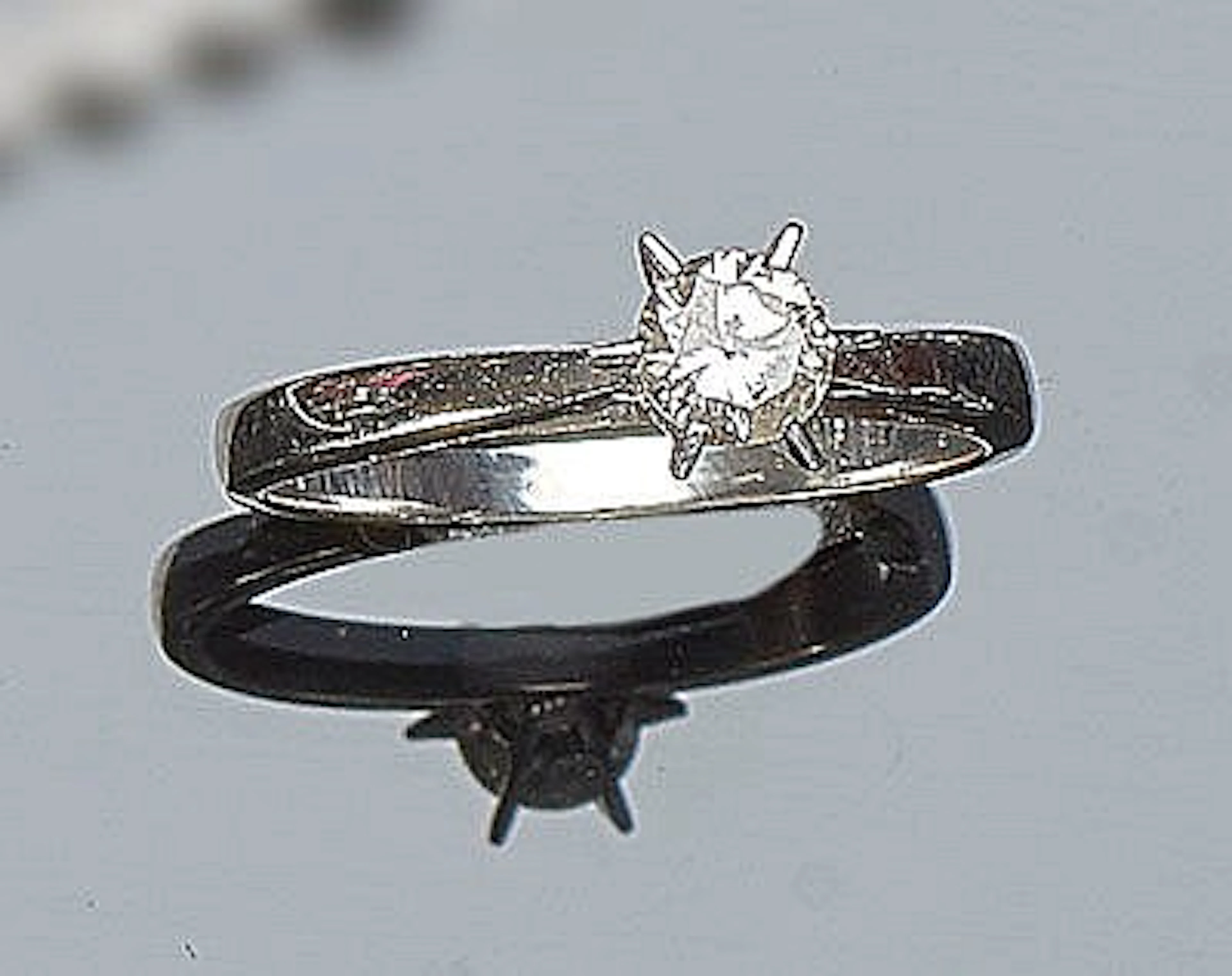 A WHITE GOLD AND DIAMOND RING