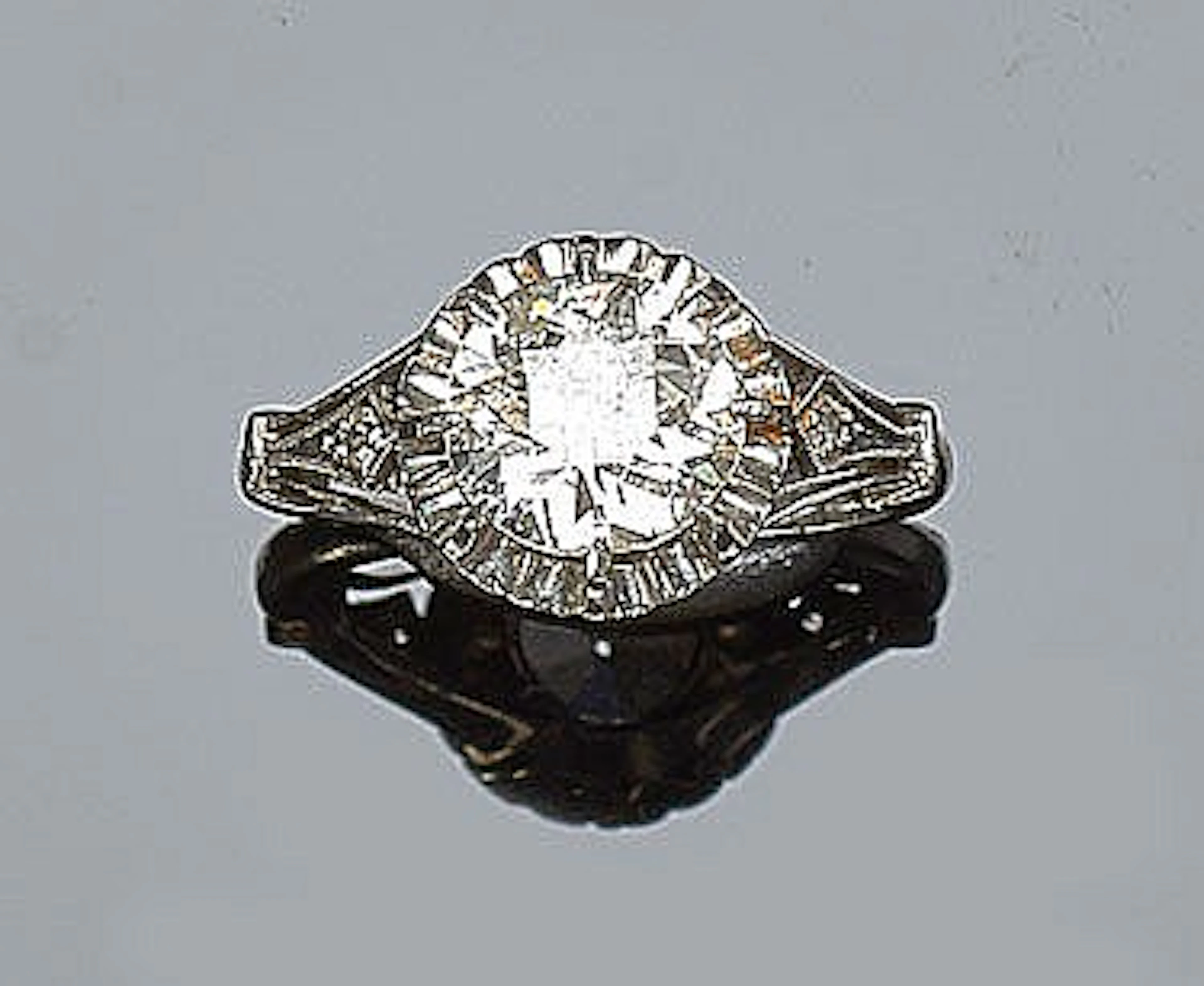 A VINTAGE PLATINUM AND DIAMOND RING