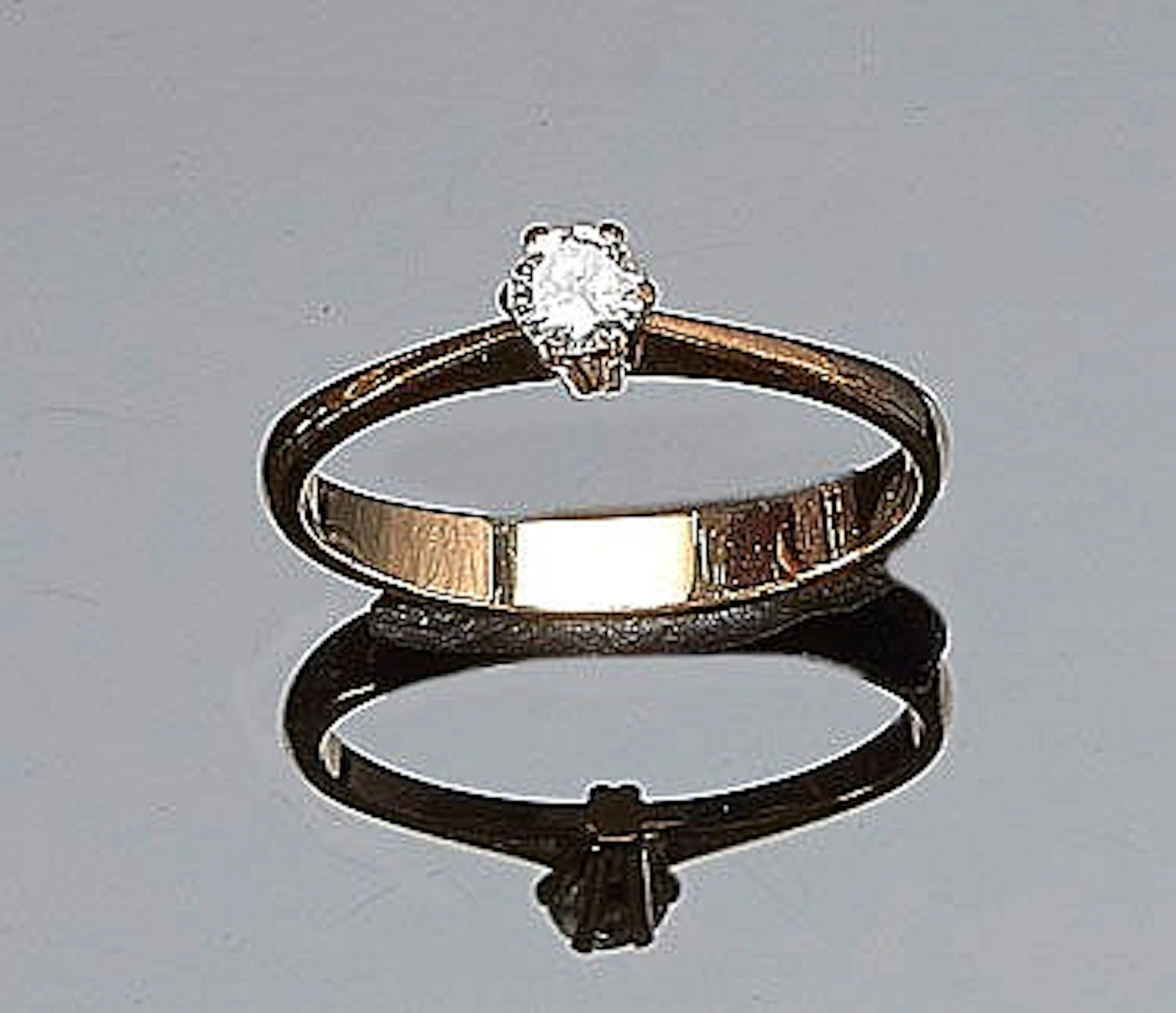 A GOLD AND DIAMOND RING