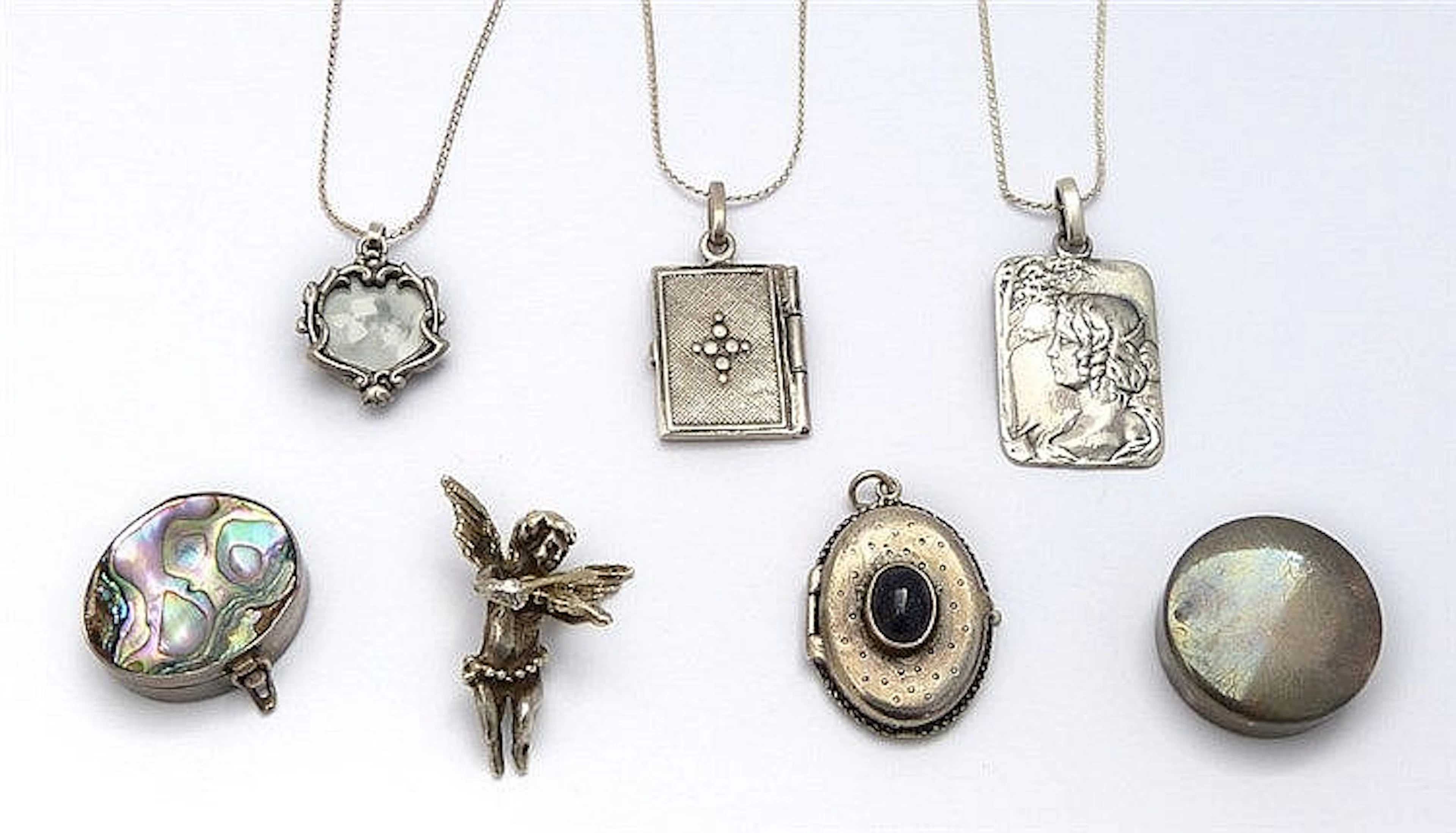 A SET OF SILVER JEWELRY