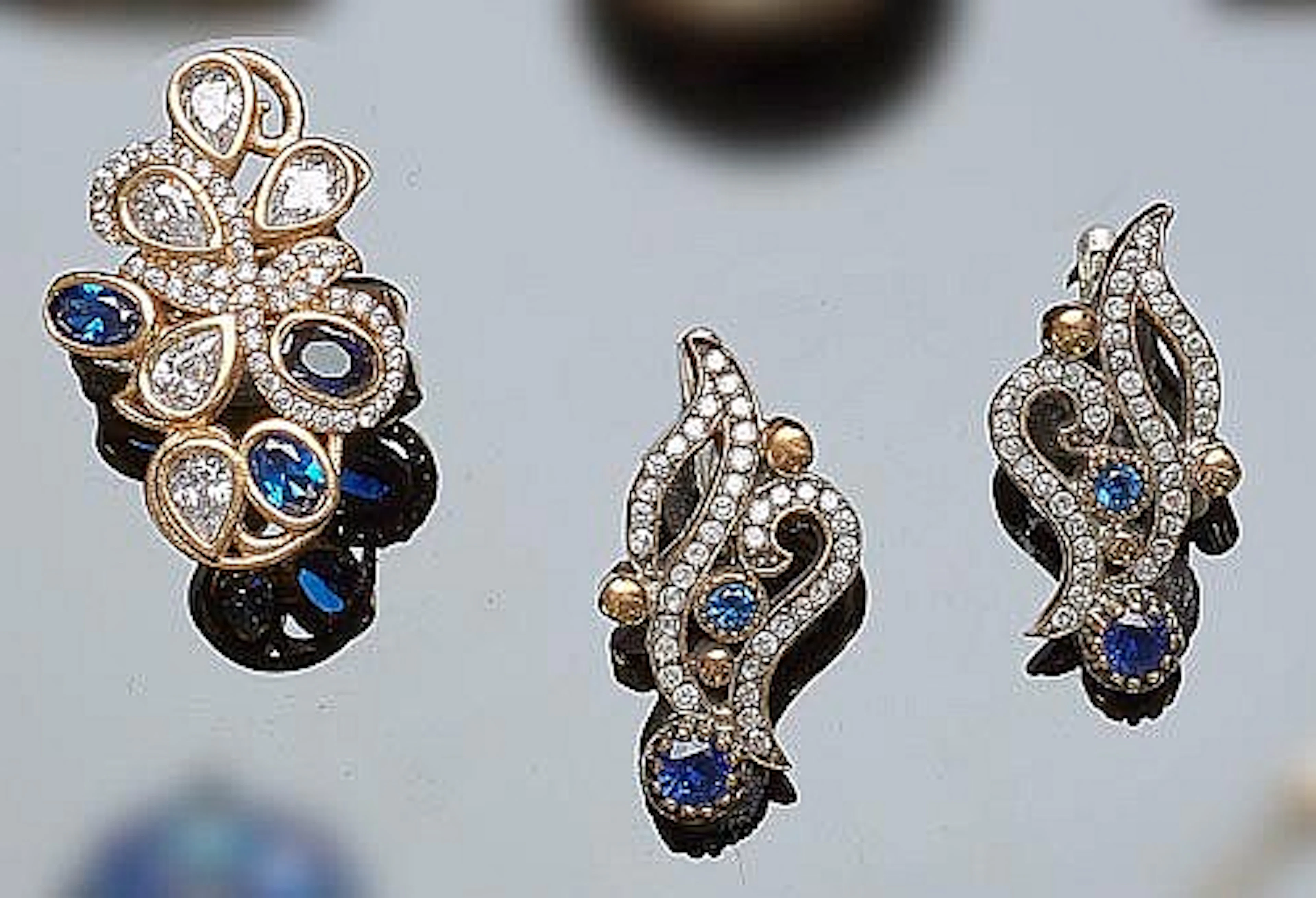 A SET OF BRONZE, SILVER AND ZIRCON JEWELRY