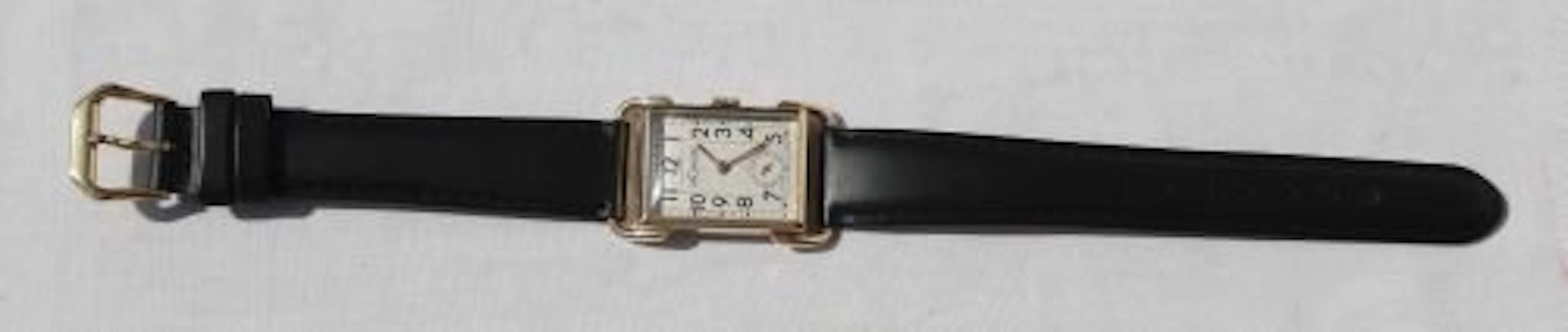 A very fine quality 1940's Le Coultre 14k gold tank