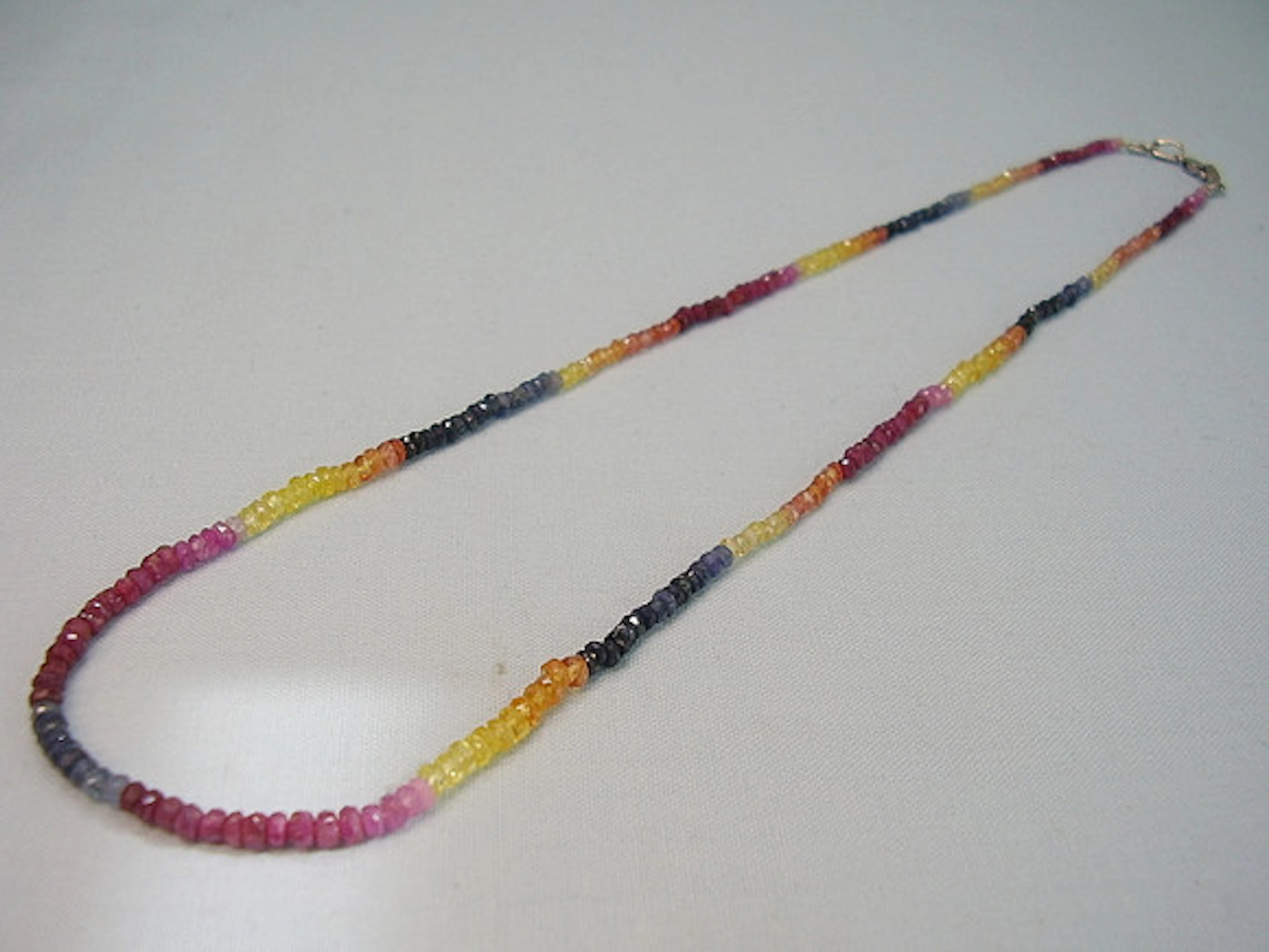 Safir halsband multicolor safir tecken. Iv…