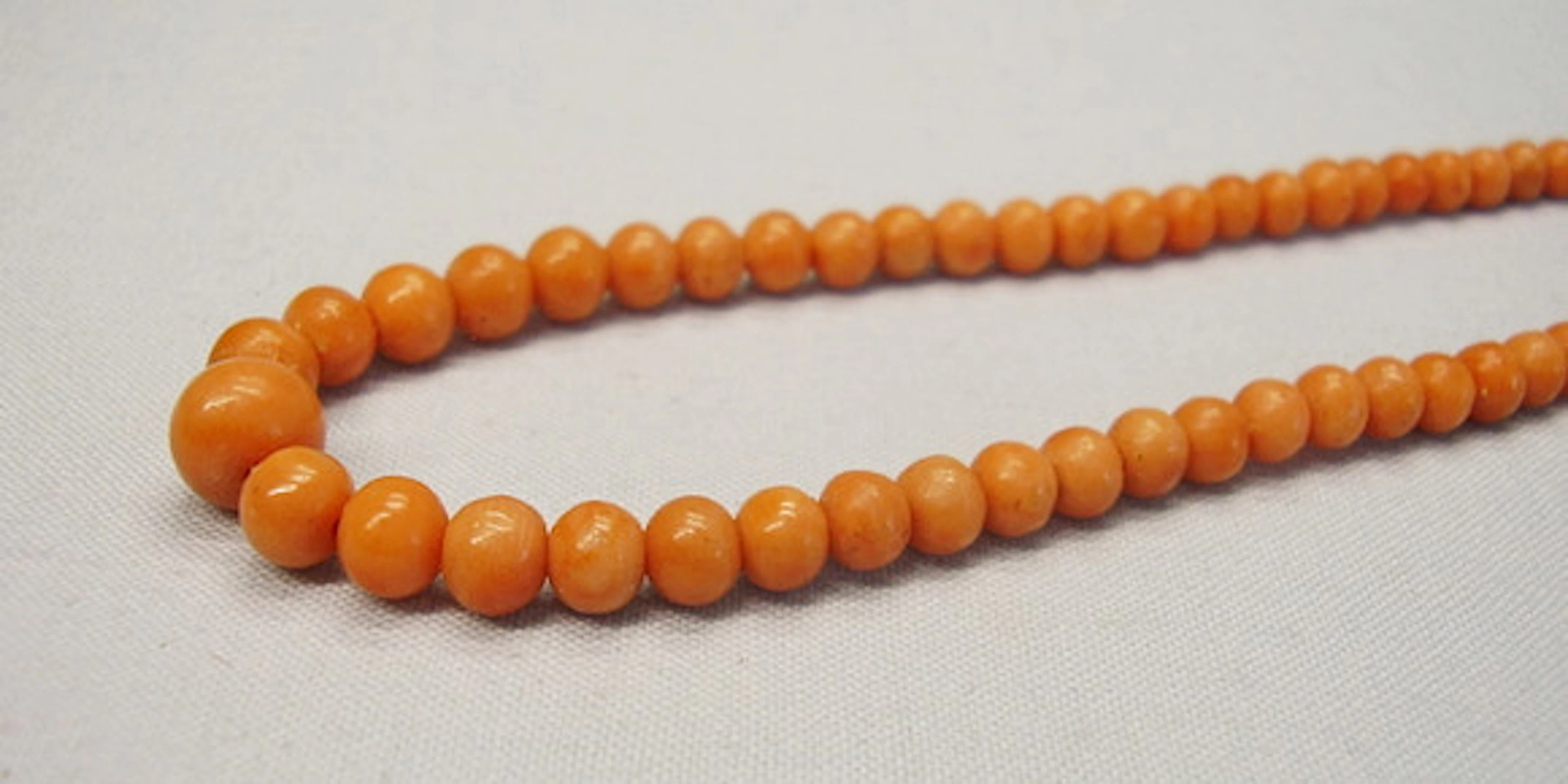 ANTIKA SARDISKA KORALL HALSBAND.