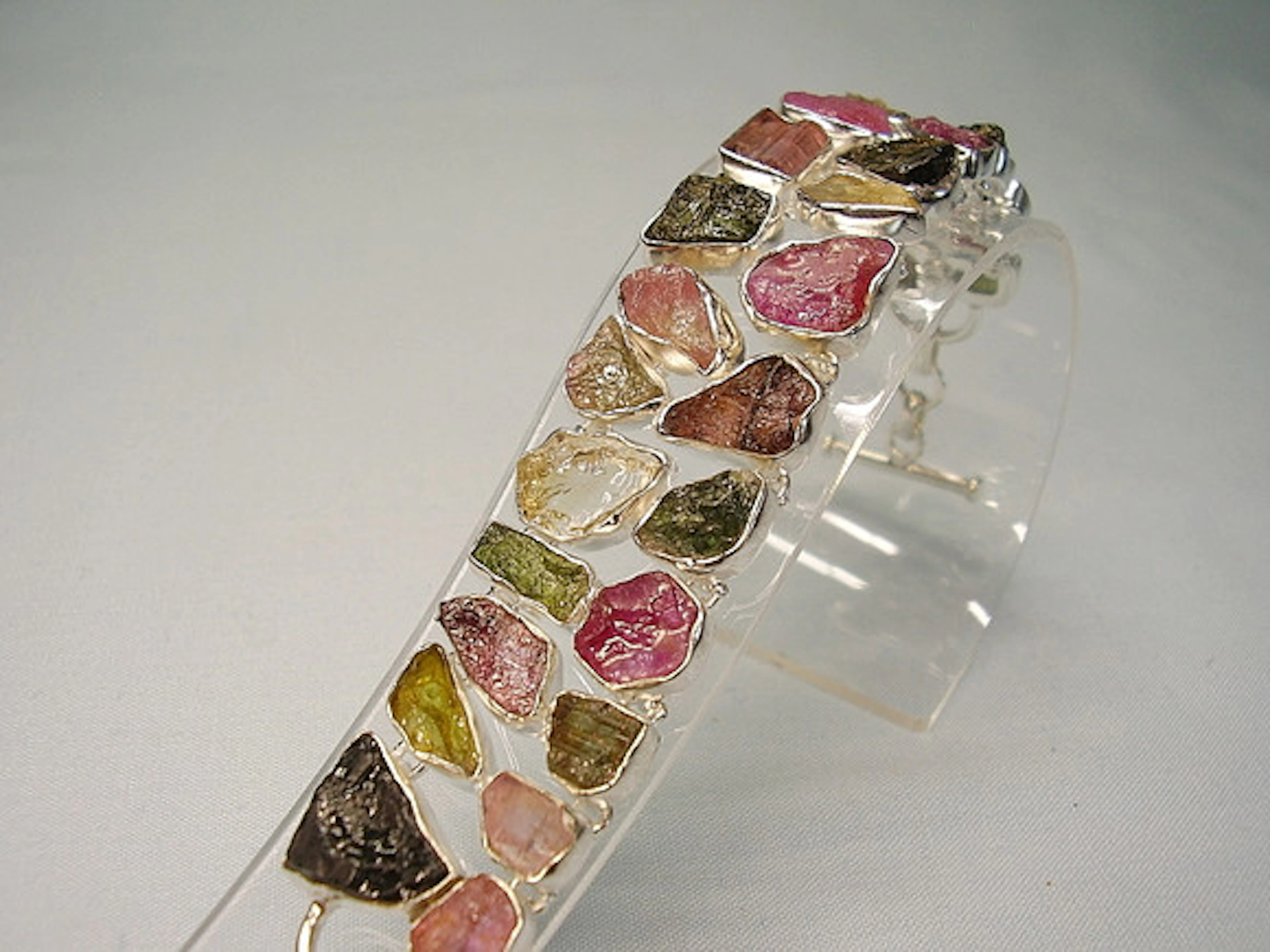 TURMALIN ARMBAND 70 ct. FLERFÄRGAD TURMALI…