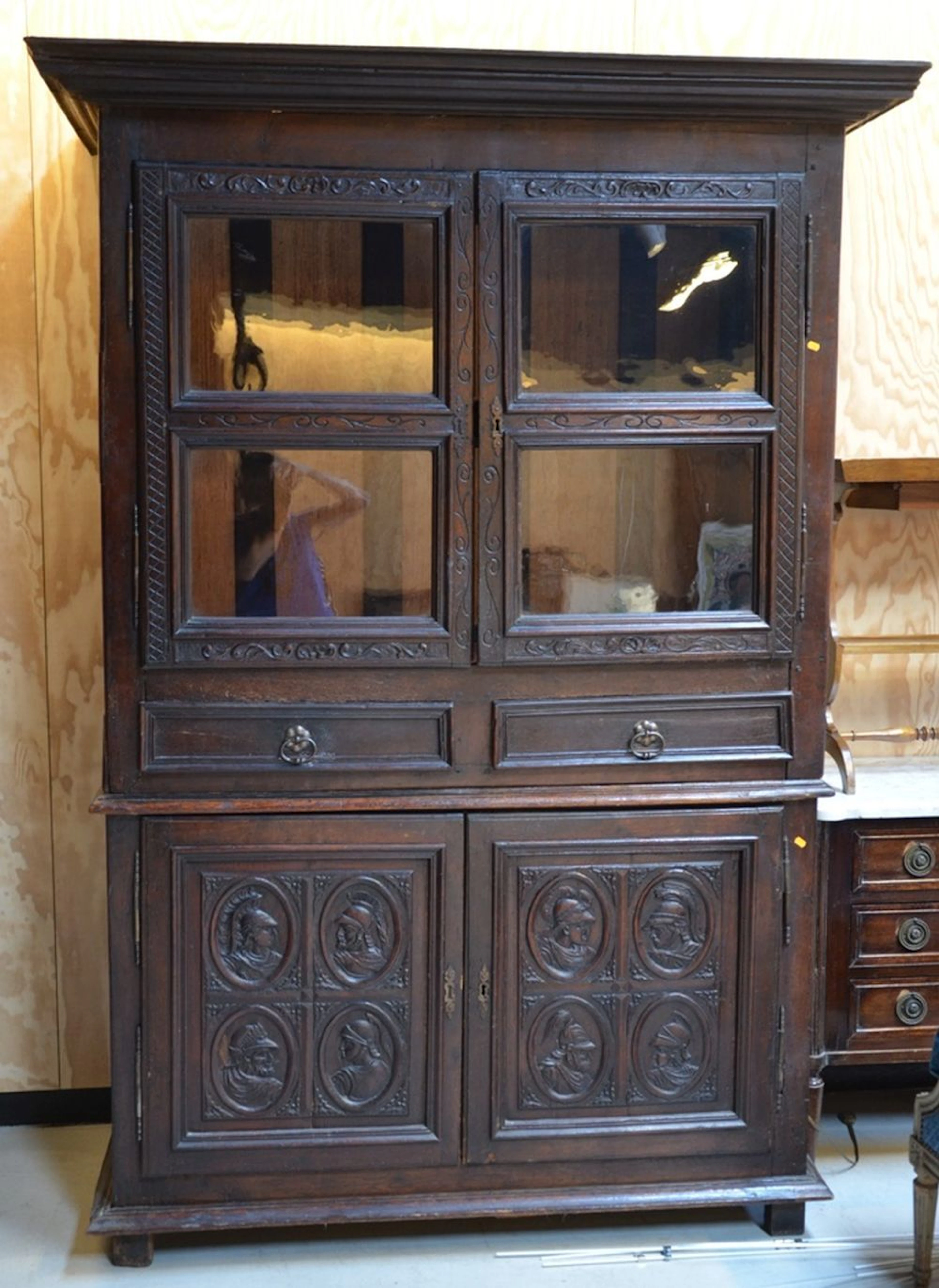Buffet deux corps en chêne mouluré et sculpté ouvrant
