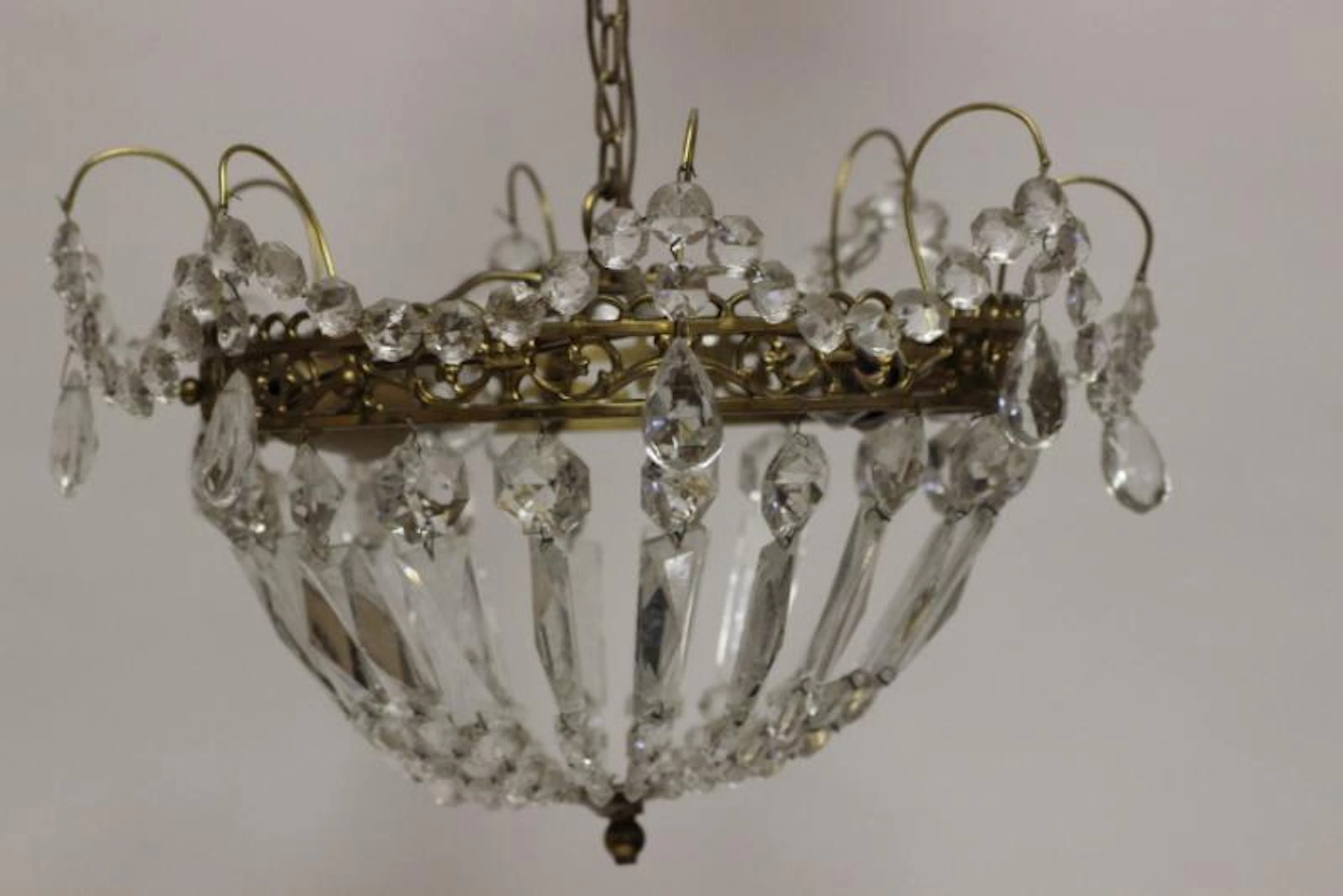 Liten kristallkrona med korgbotten