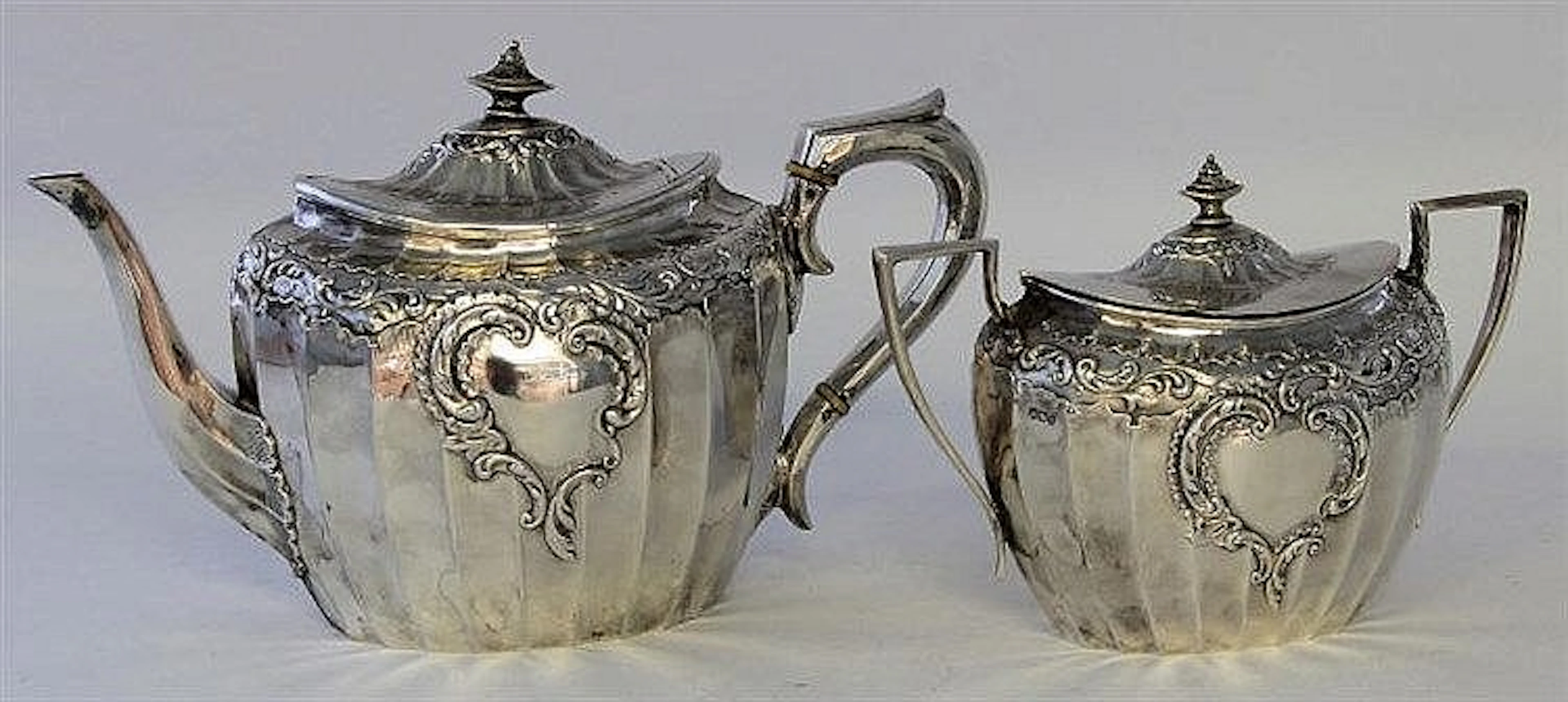 An Edwardian matched silver tea pot and lidded sug