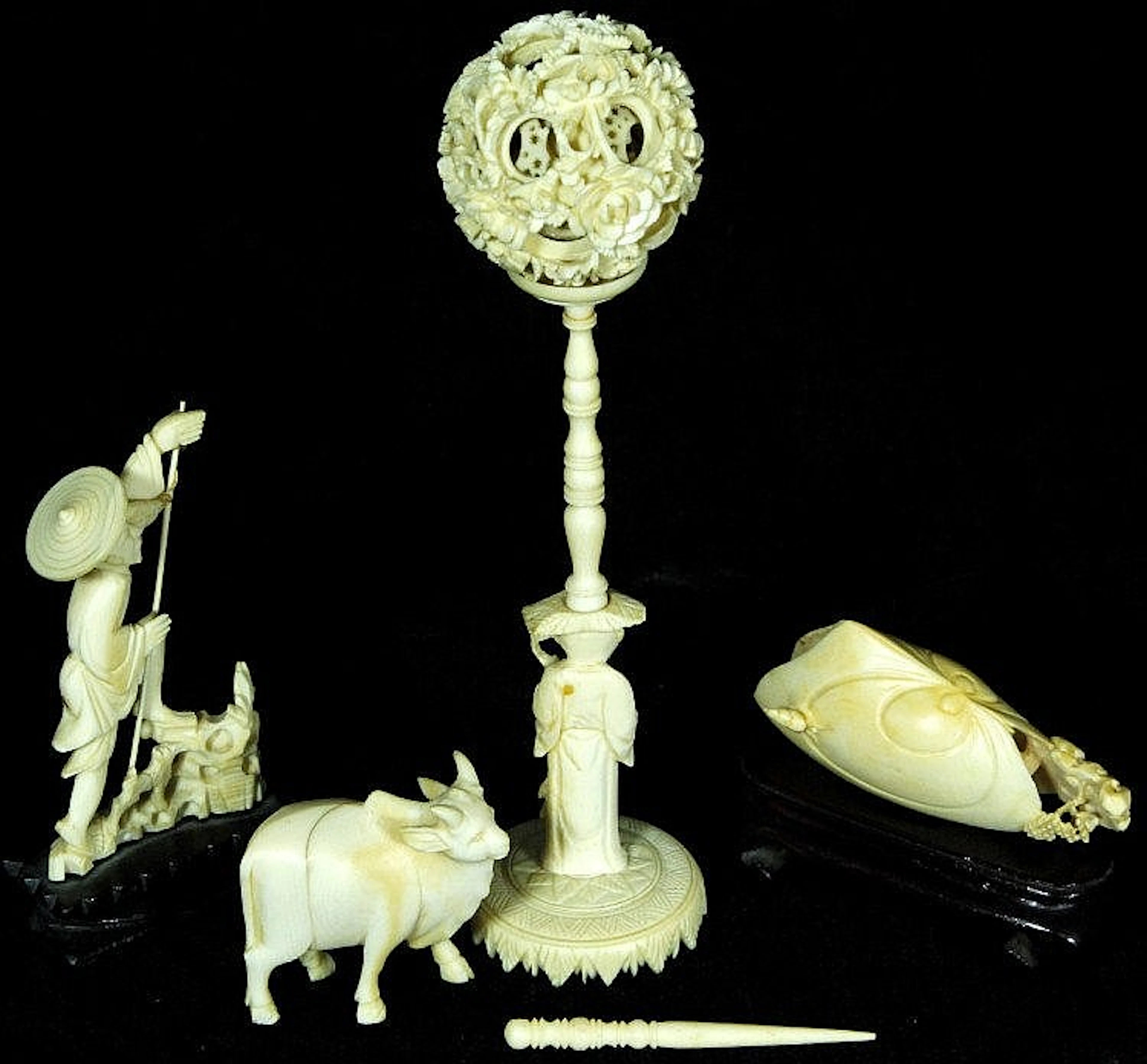A collection of Chinese/Japanese carved ivories,