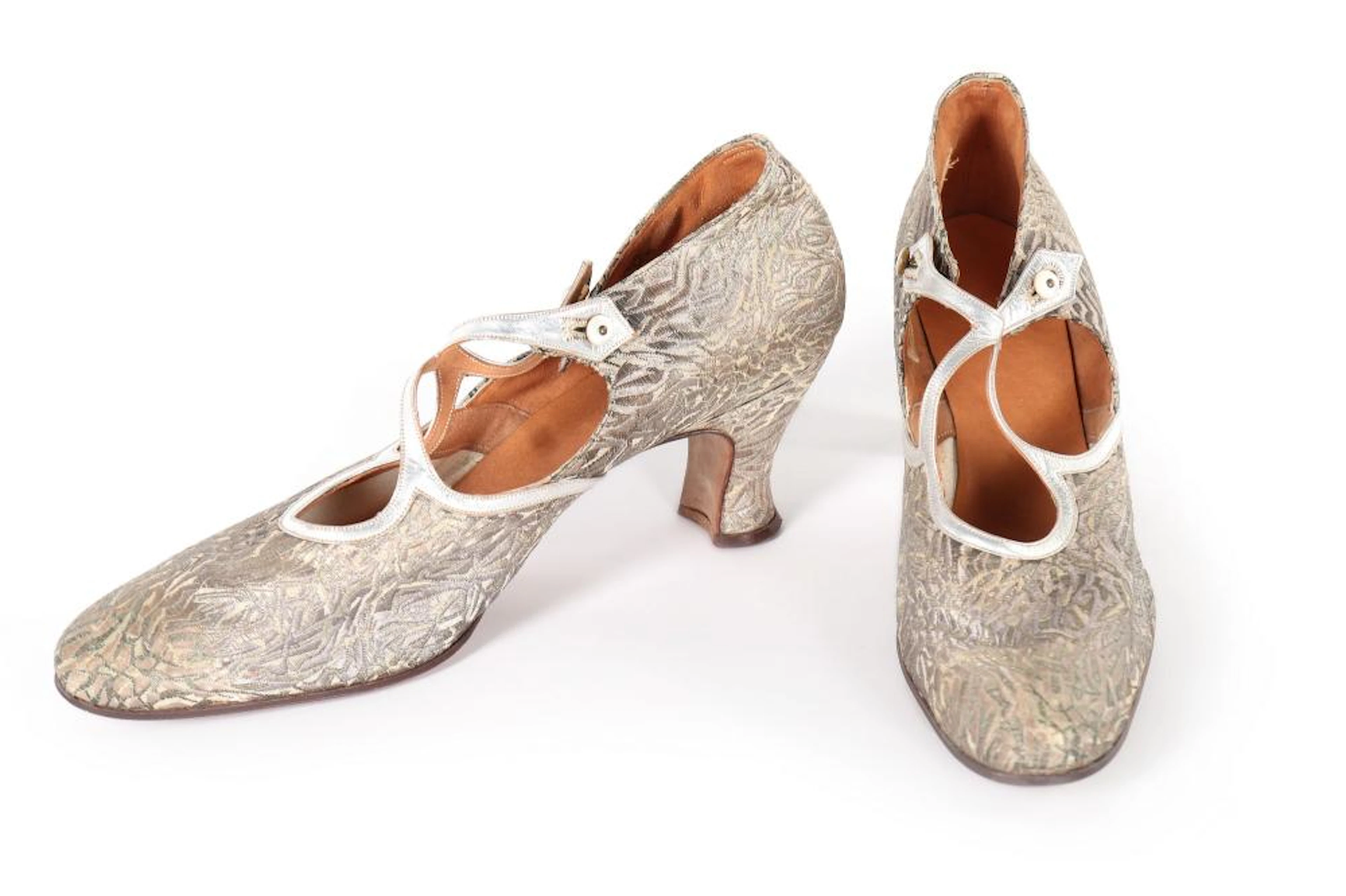 A good group of 1920s accessories, comprising: silver lame evening shoes, s