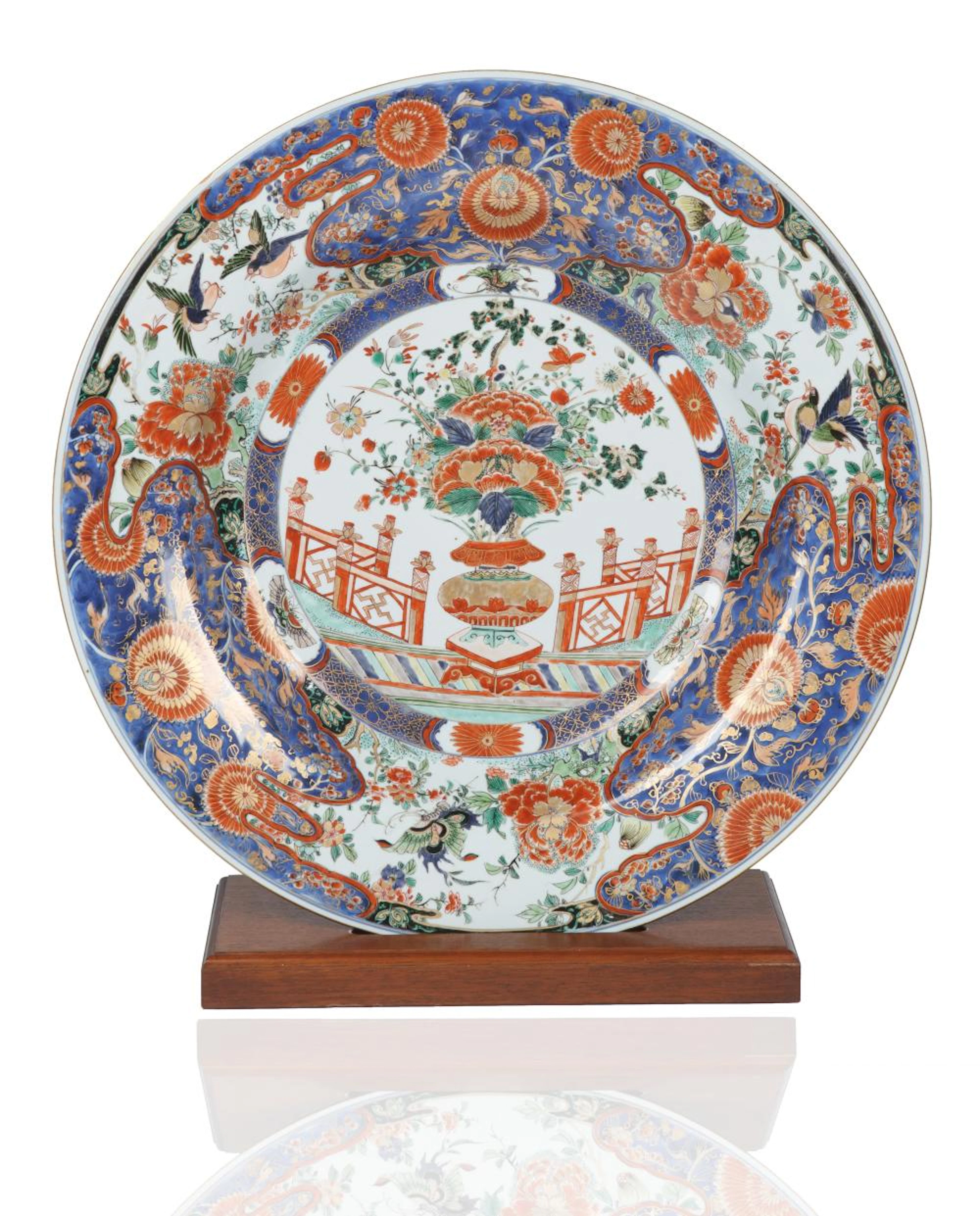 A CHINESE IMARI CHARGER, KANGXI PERIOD, EARLY 18TH CENTURY