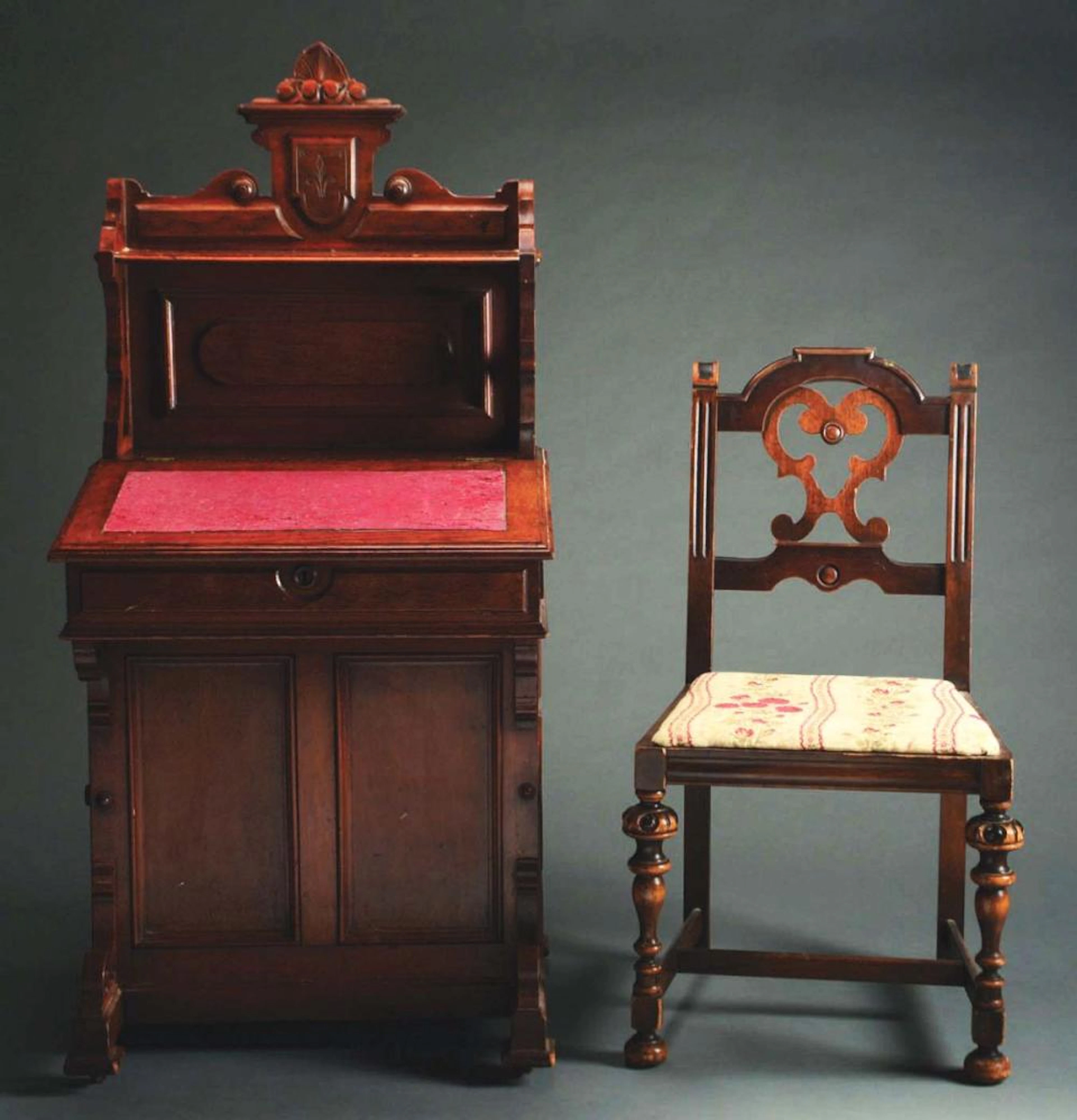 GOOD VICTORIAN DAVENPORT DESK TOGETHER WITH A LATER WALNUT SIDE CHAIR.