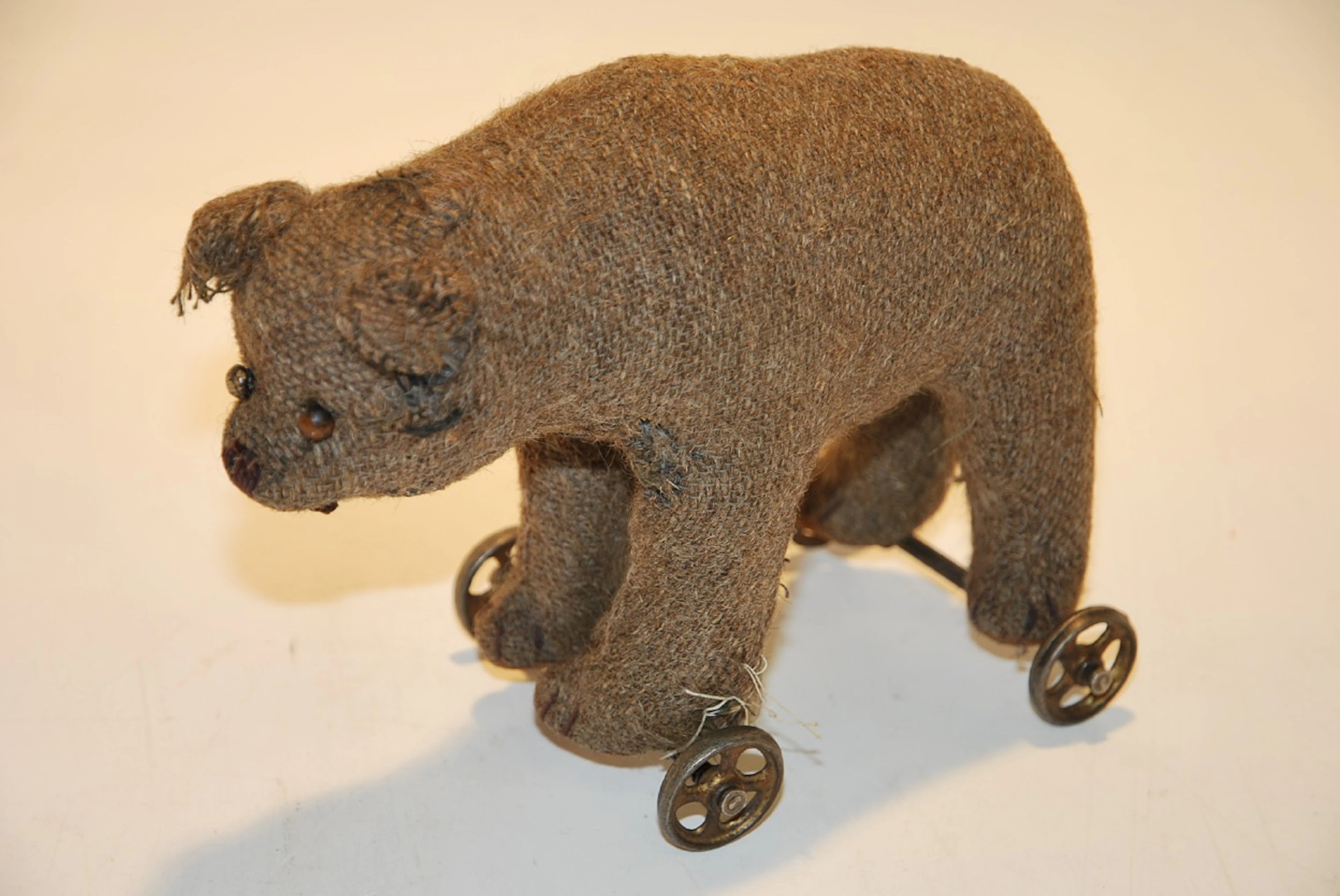 Leksak, Steiff, nallebjörn på hjul. Antik. Smärre skador.