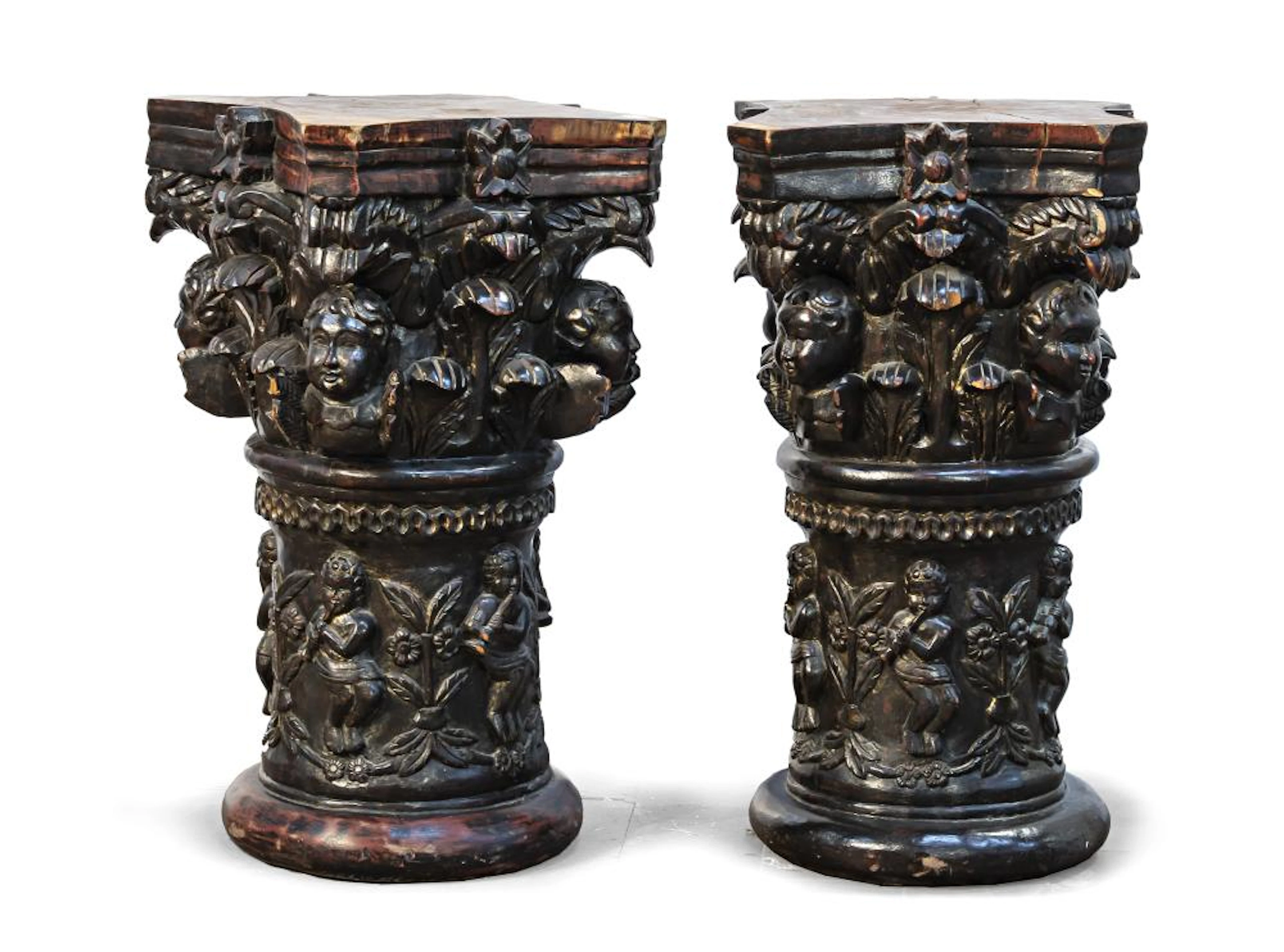 PAIR OF WALNUT WOOD CAPITALS, END OF THE 19TH CENTURY