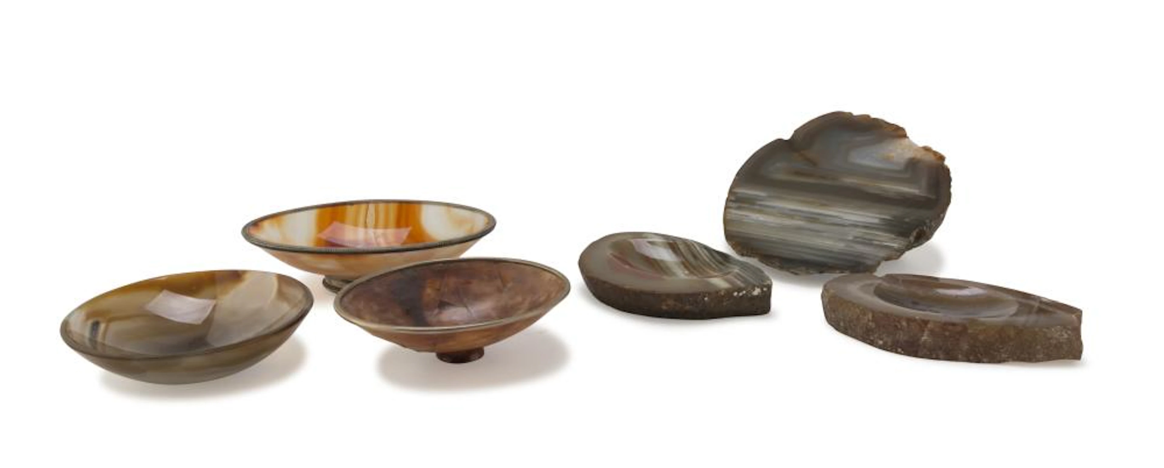 SIX OBJECTS IN AGATE AND HARD STONES - 20TH CENTURY