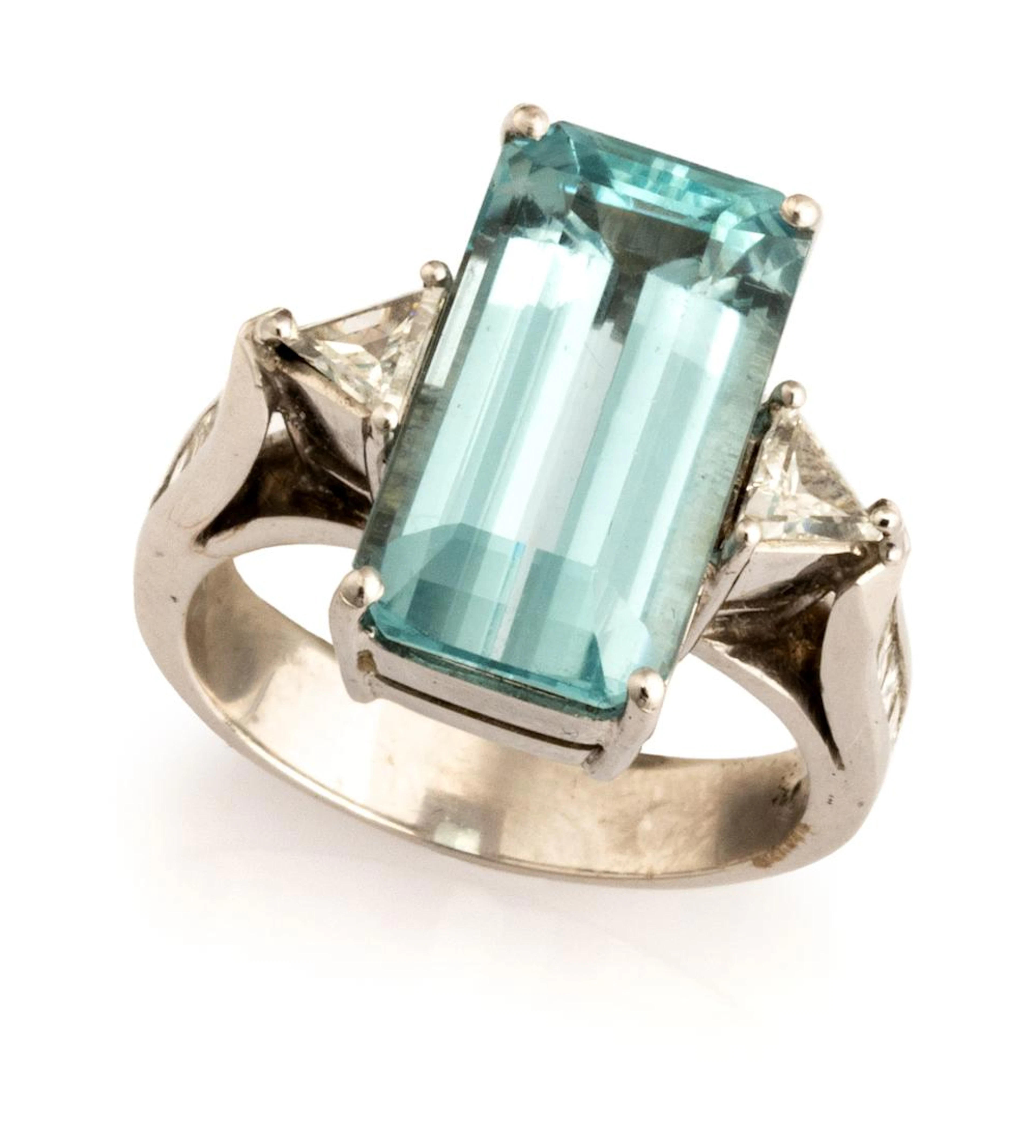 ELEGANT PLATINUM RING WITH AQUAMARINE AND DIAMONDS