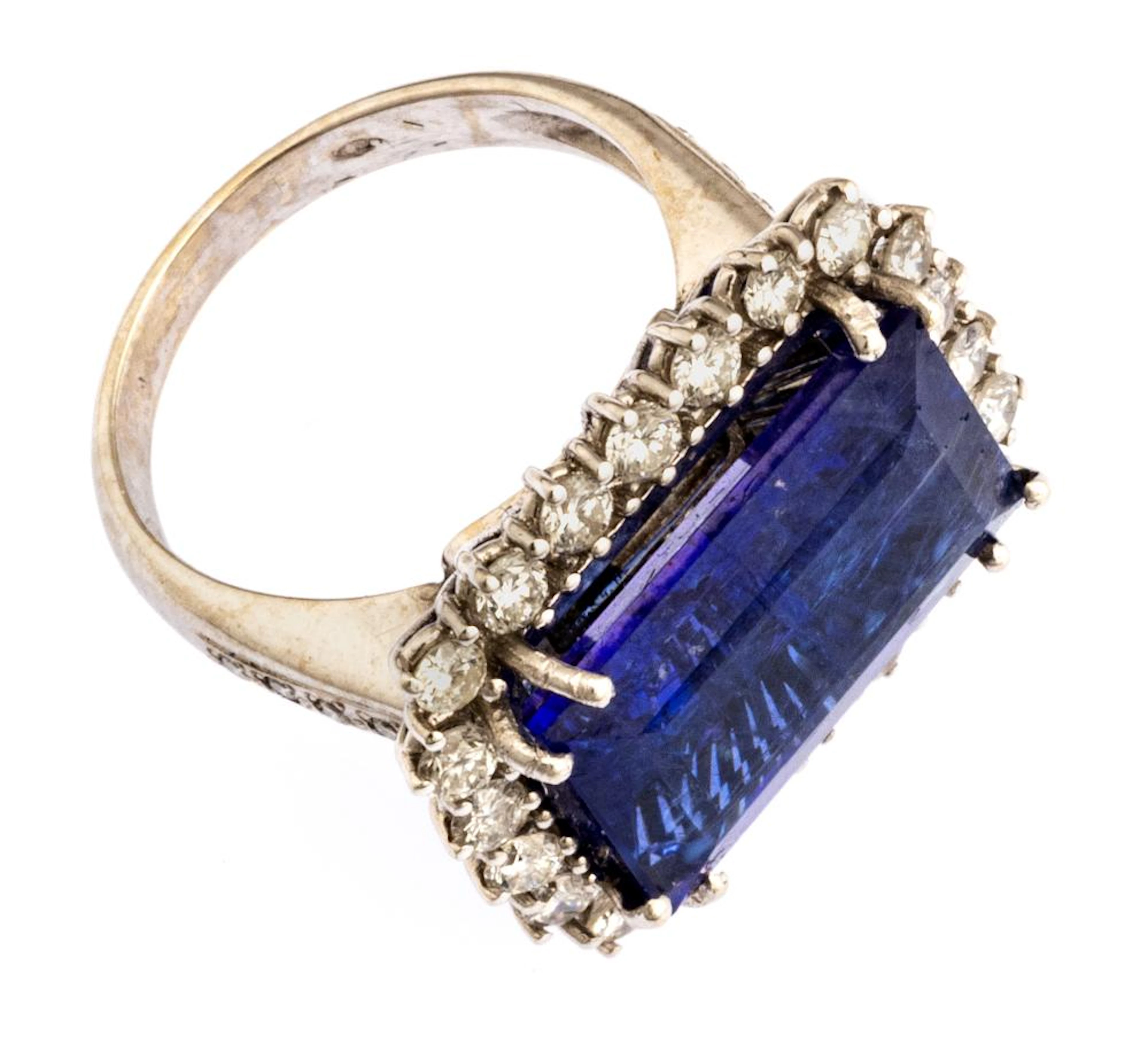 MAGNIFICENT WHITE GOLD RING WITH DIAMONDS