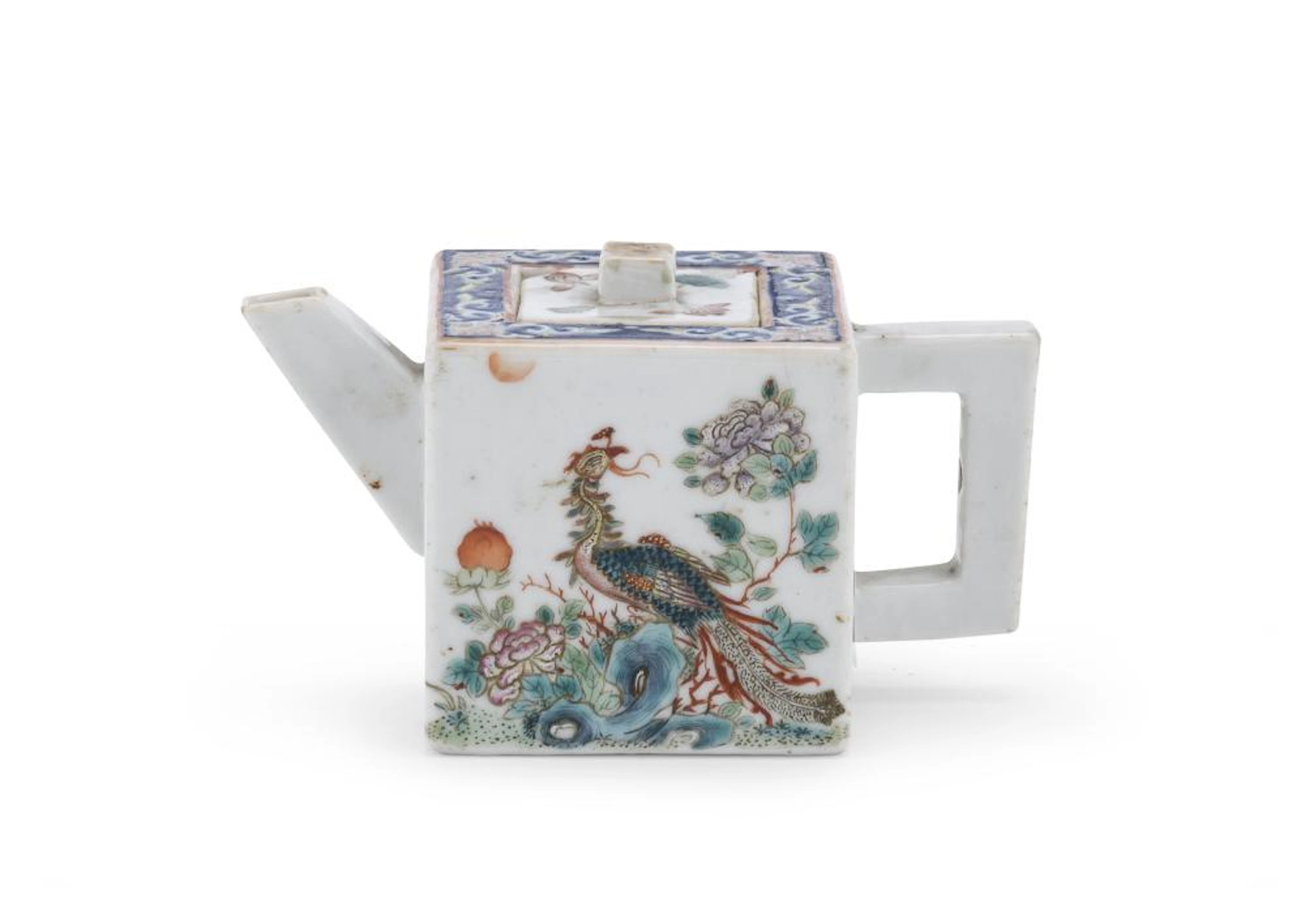 A CHINESE POLYCHROME PORCELAIN TEAPOT, EARLY 20TH CENTURY. DEFECT.