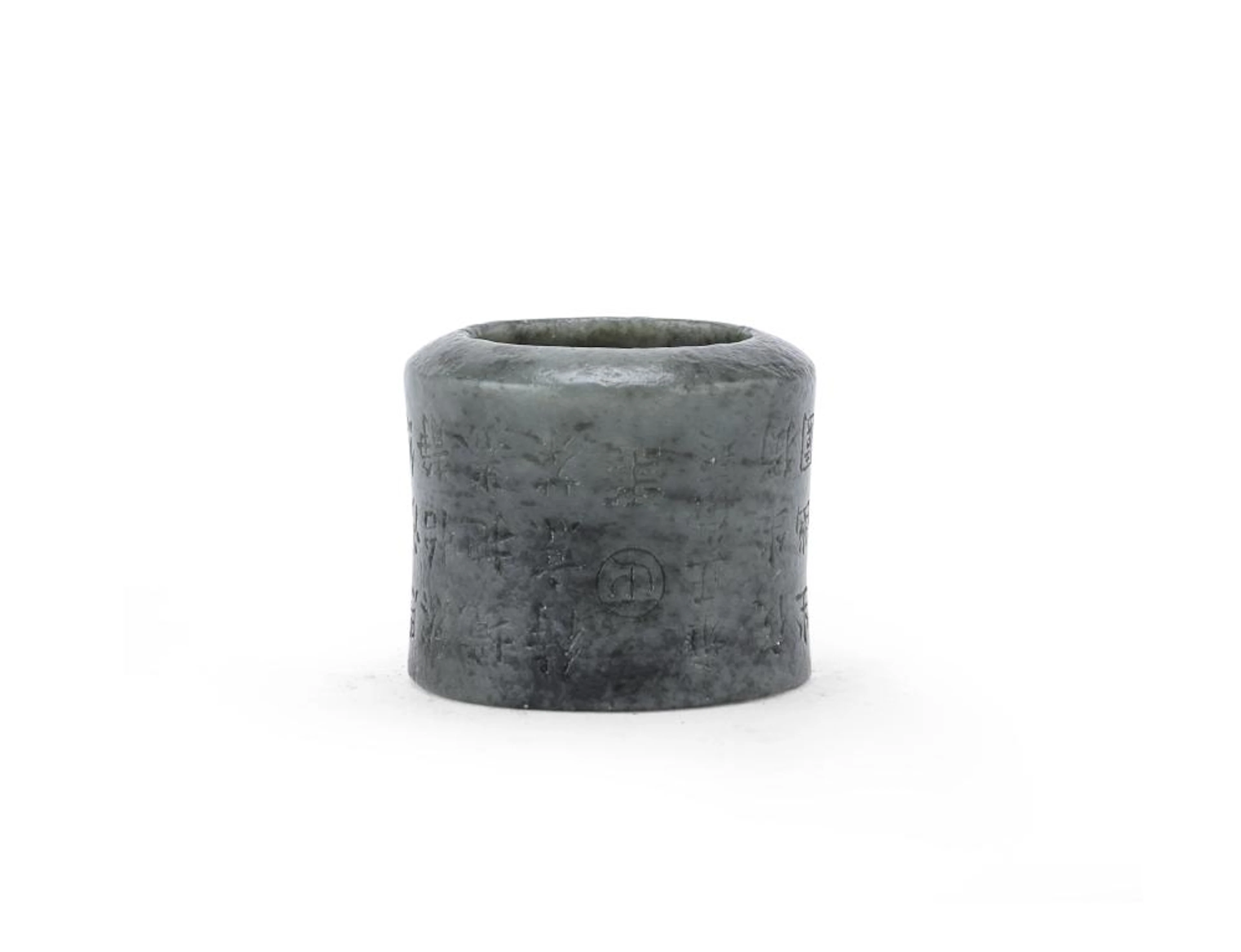 A CHINESE JADE RING, LATE 19TH, EARLY 20TH CENTURY.